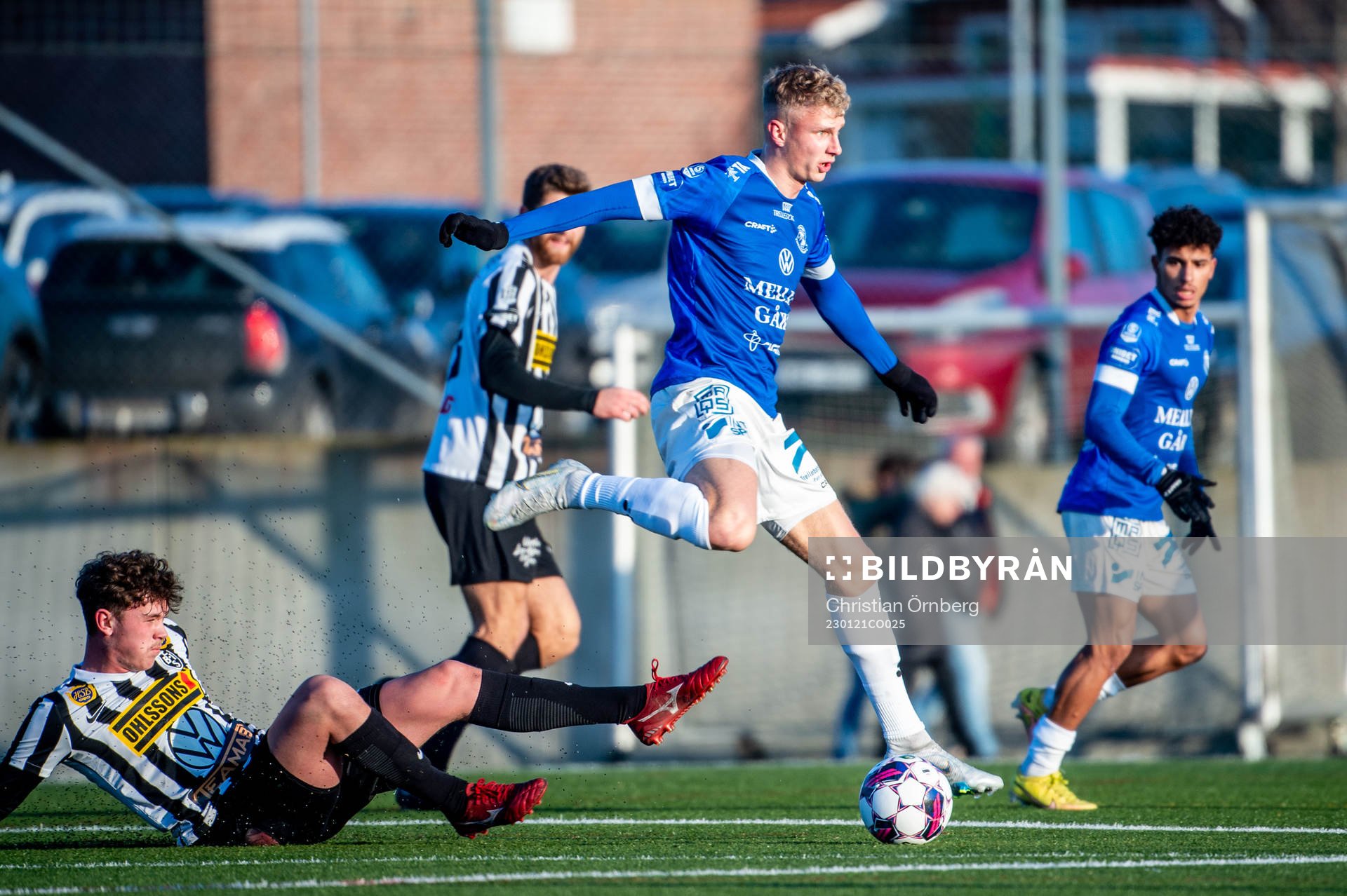 Trelleborgs Liam Olausson mot Landskronas Max Nilsson under träningsmatchen i fotboll mellan Trelleborg och Landskrona den 21 januari 2023 i Trelleborg.
