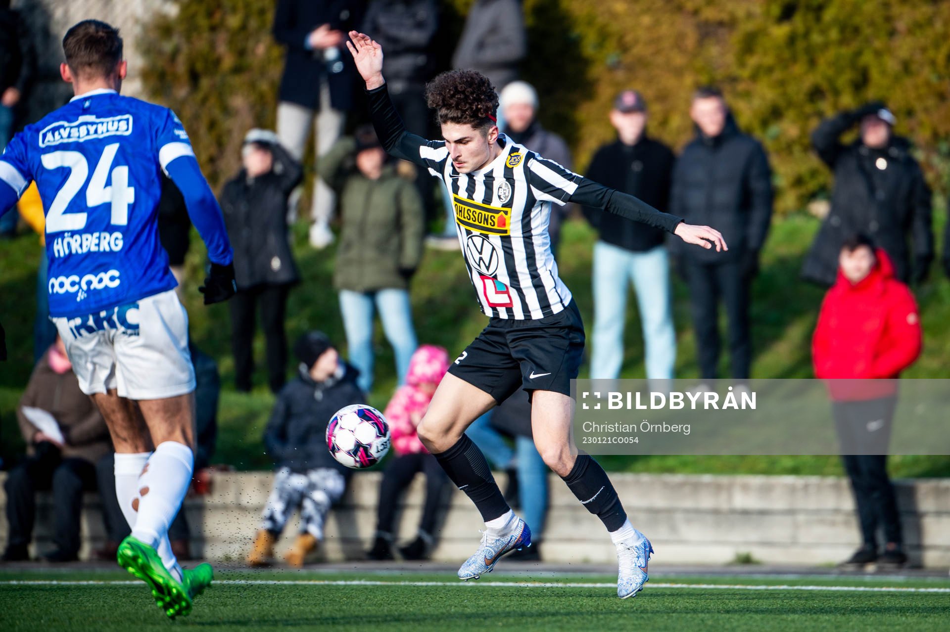 Landskronas Adrian Neziri mot Trelleborgs Felix Hörberg under träningsmatchen i fotboll mellan Trelleborg och Landskrona den 21 januari 2023 i Trelleborg.