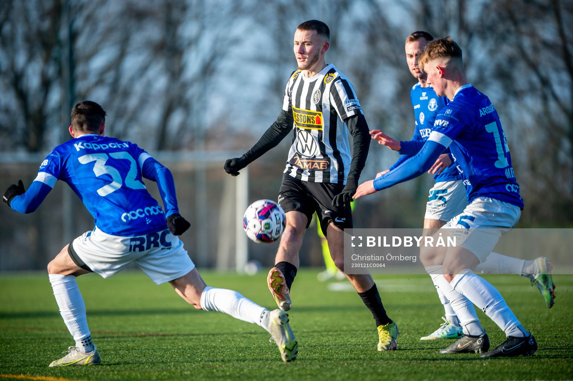 Landskronas Melker Heier mot Trelleborgs Gian Mendes och Lukas Minter Wettergren under träningsmatchen i fotboll mellan Trelleborg och Landskrona den 21 januari 2023 i Trelleborg. 