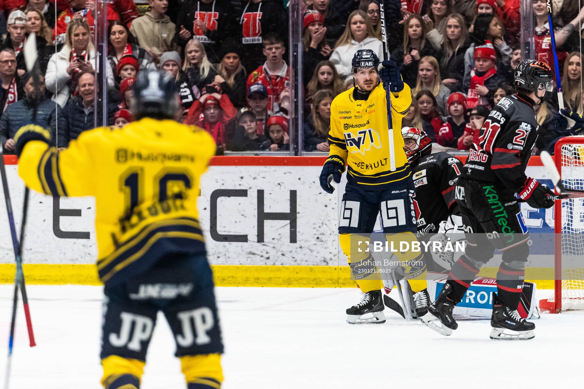 HV71s Mikkel Bödker jublar