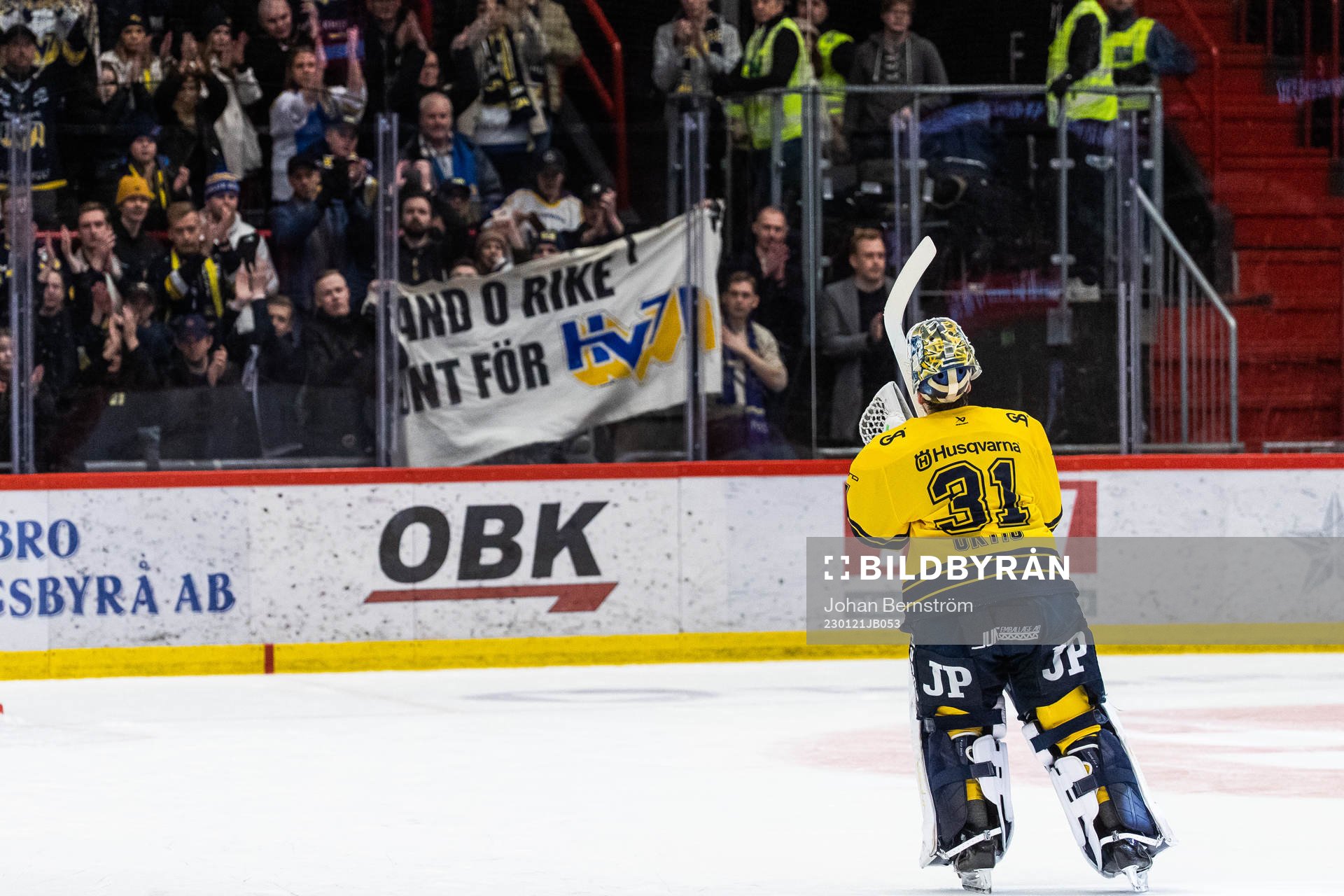 HV71s målvakt Joni Ortio tackar supportrarna