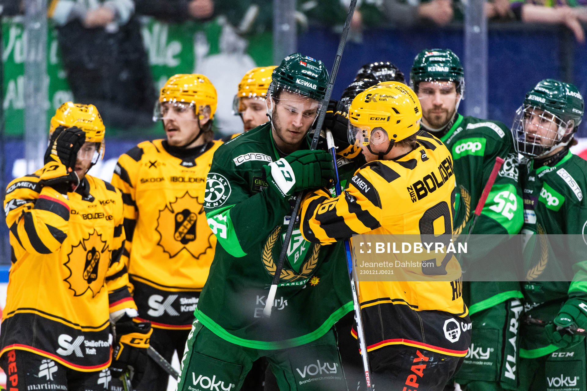 Färjestads Eric Engstrand och Skellefteås Rickard Hugg