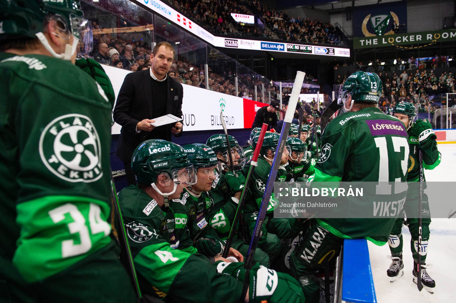 Färjestads tränare Tomas Mitell diskuterar med Michael