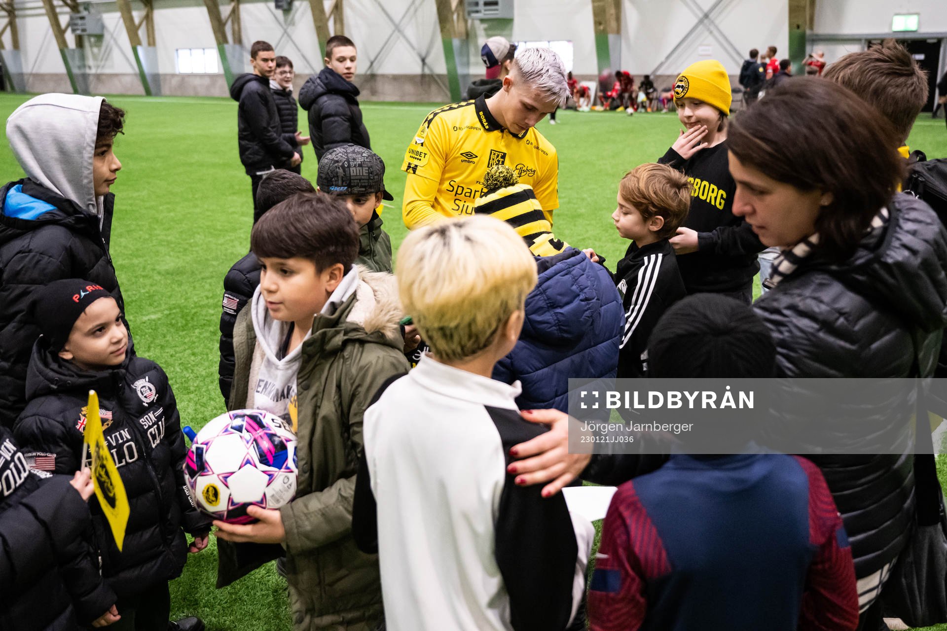 Jacob Ondrejka skriver autografer