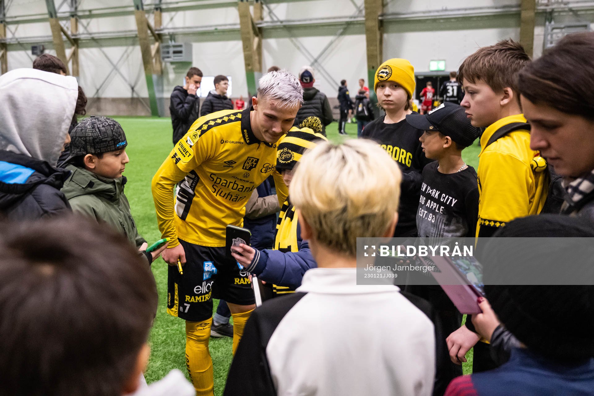 Jacob Ondrejka skriver autografer