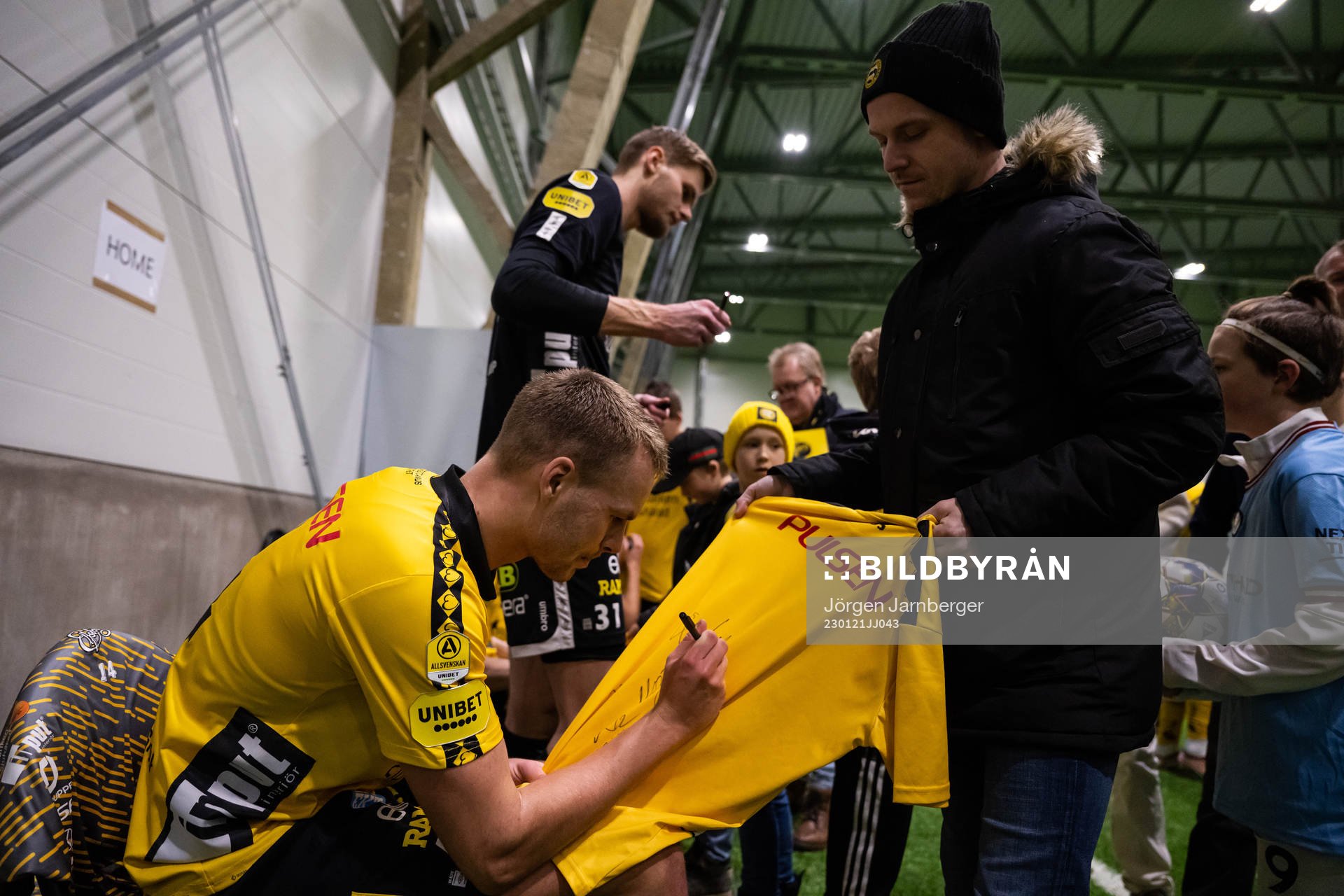 Gustav Henriksson skriver autografer