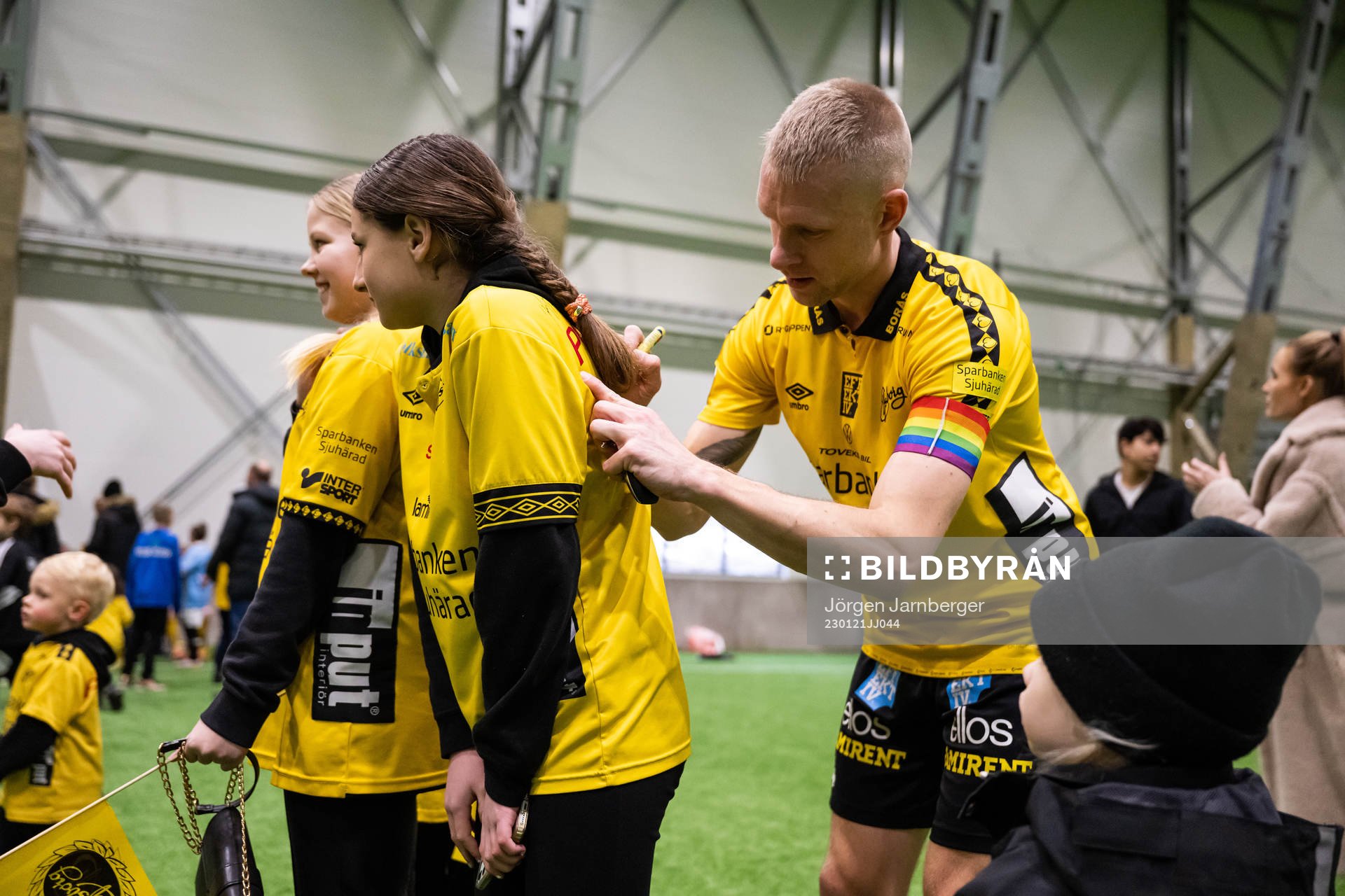 Johan Larsson skriver autografer