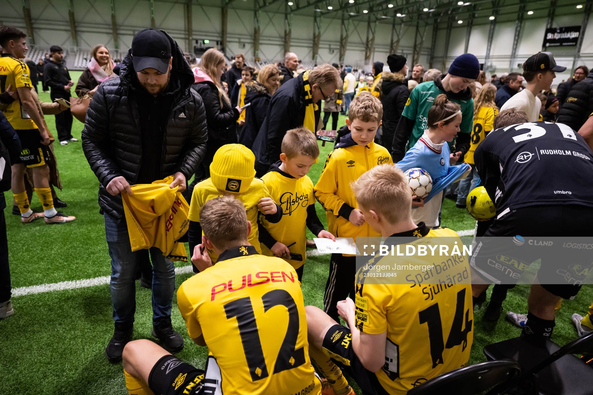 Spelare skriver autografer