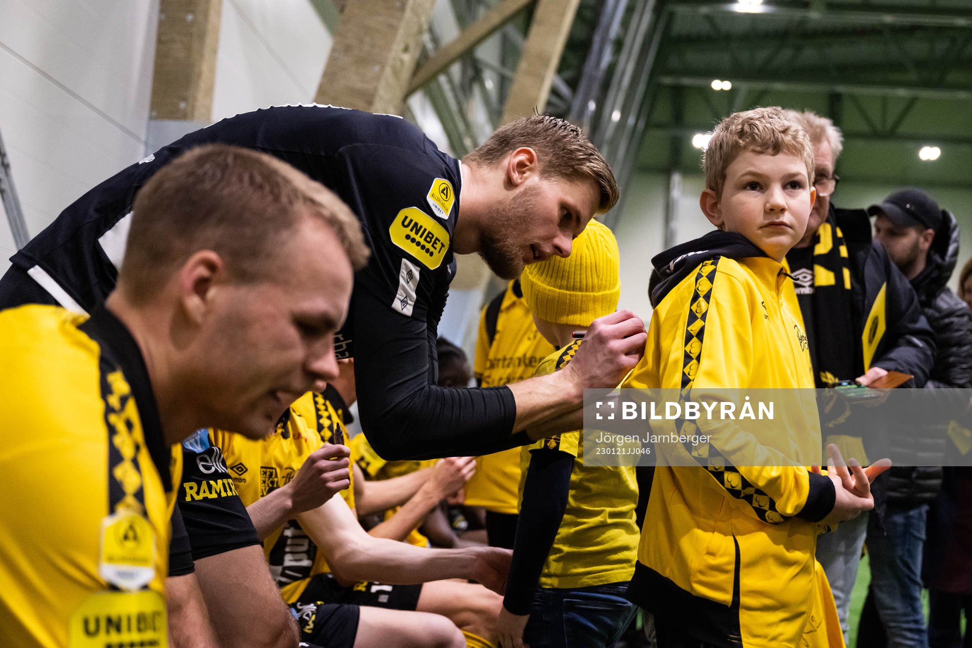målvakt Tim Rönning  skriver autografer