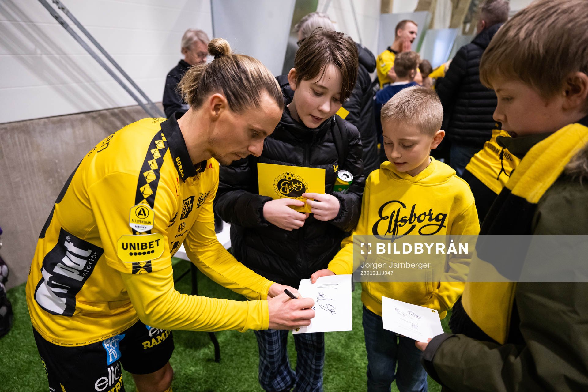 Niklas Hult  skriver autografer