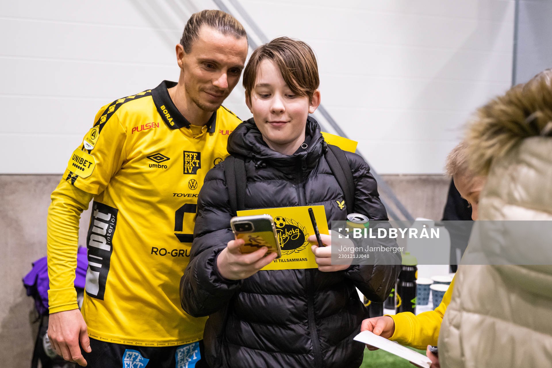 Niklas Hult  skriver autografer