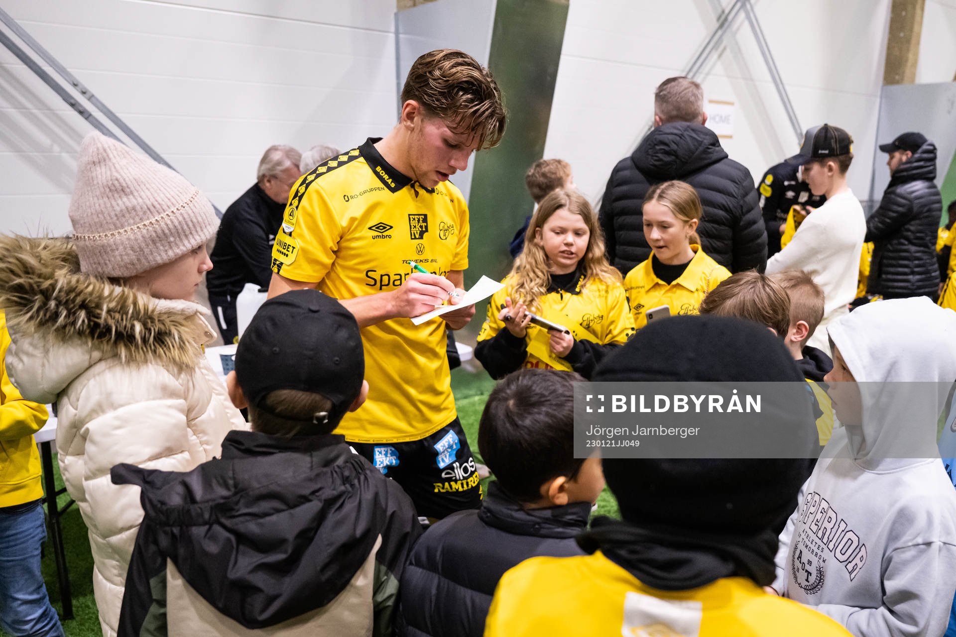 Noah Söderberg skriver autografer