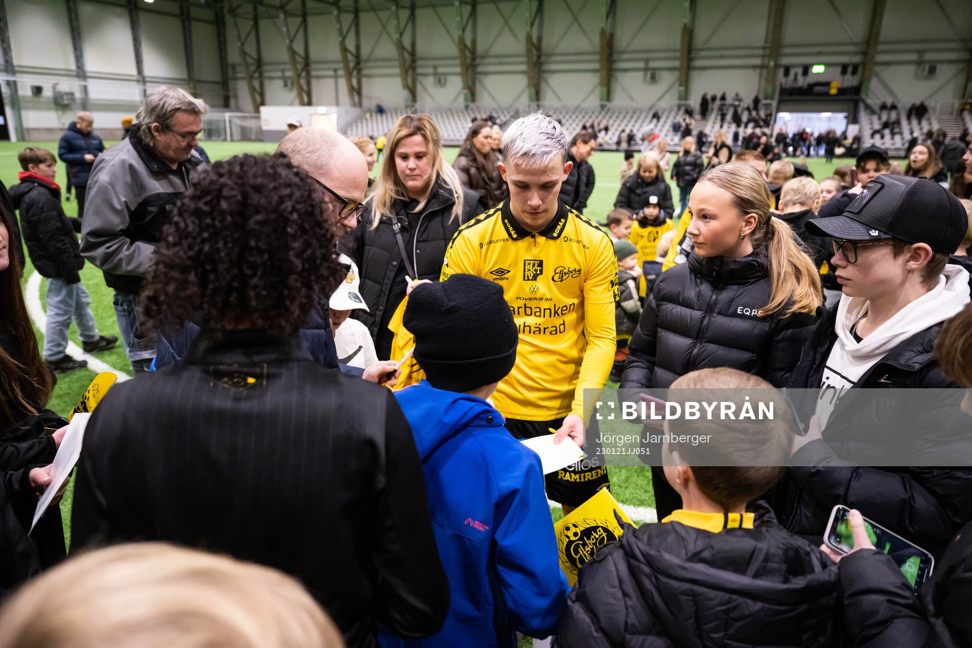 Jacob Ondrejka skriver autografer