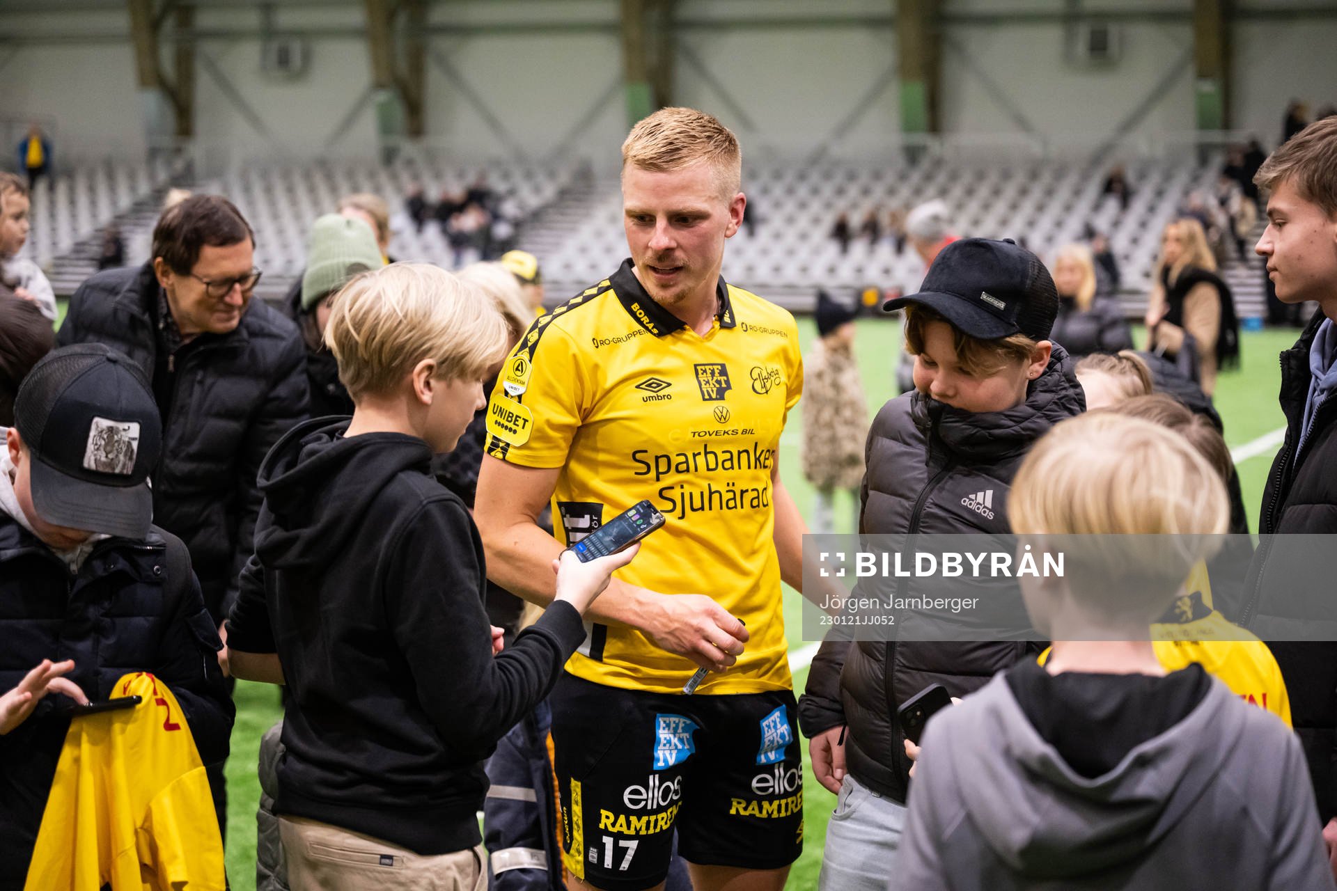 Per Frick skriver autografer