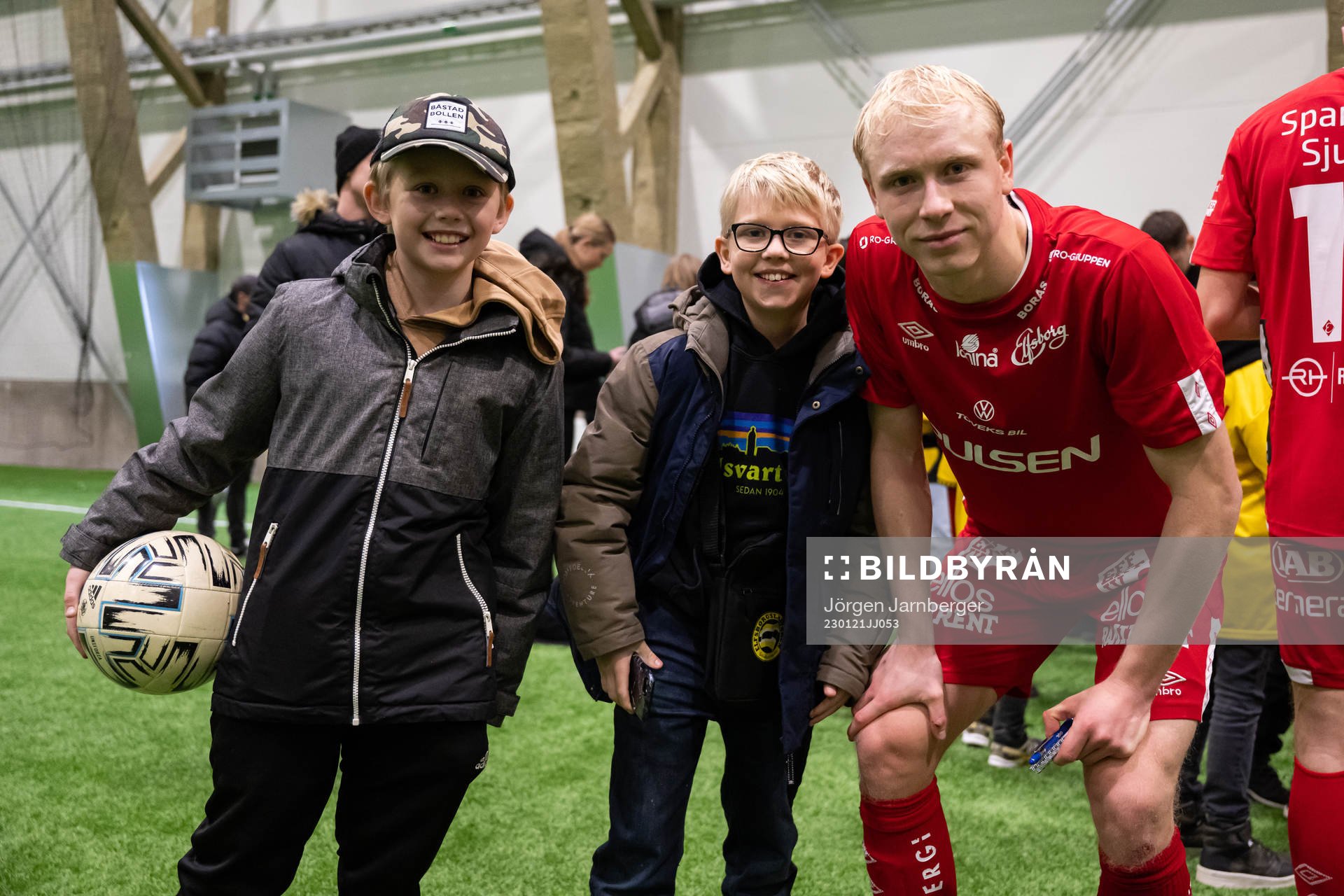 André Boman skriver autografer