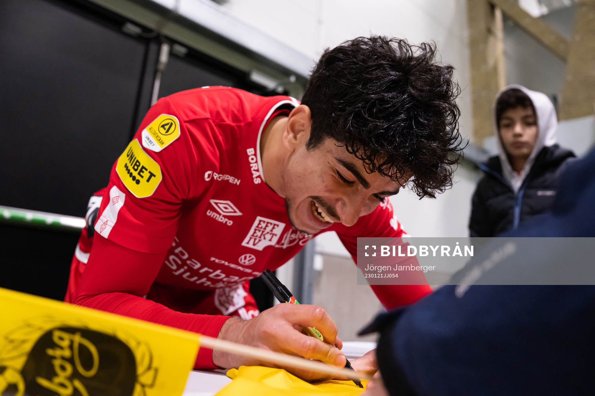 Ahmed Qasem  skriver autografer