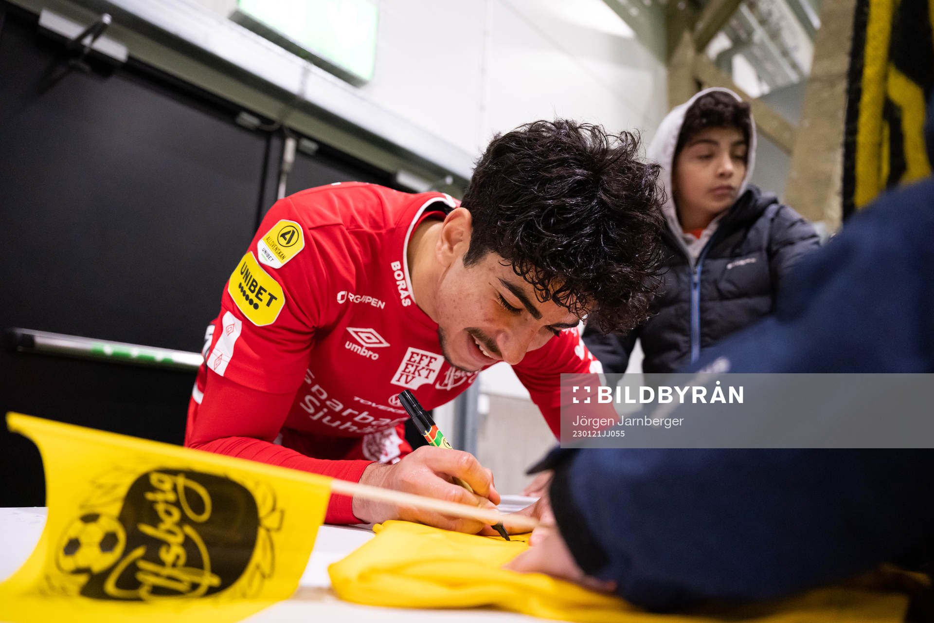 Ahmed Qasem  skriver autografer