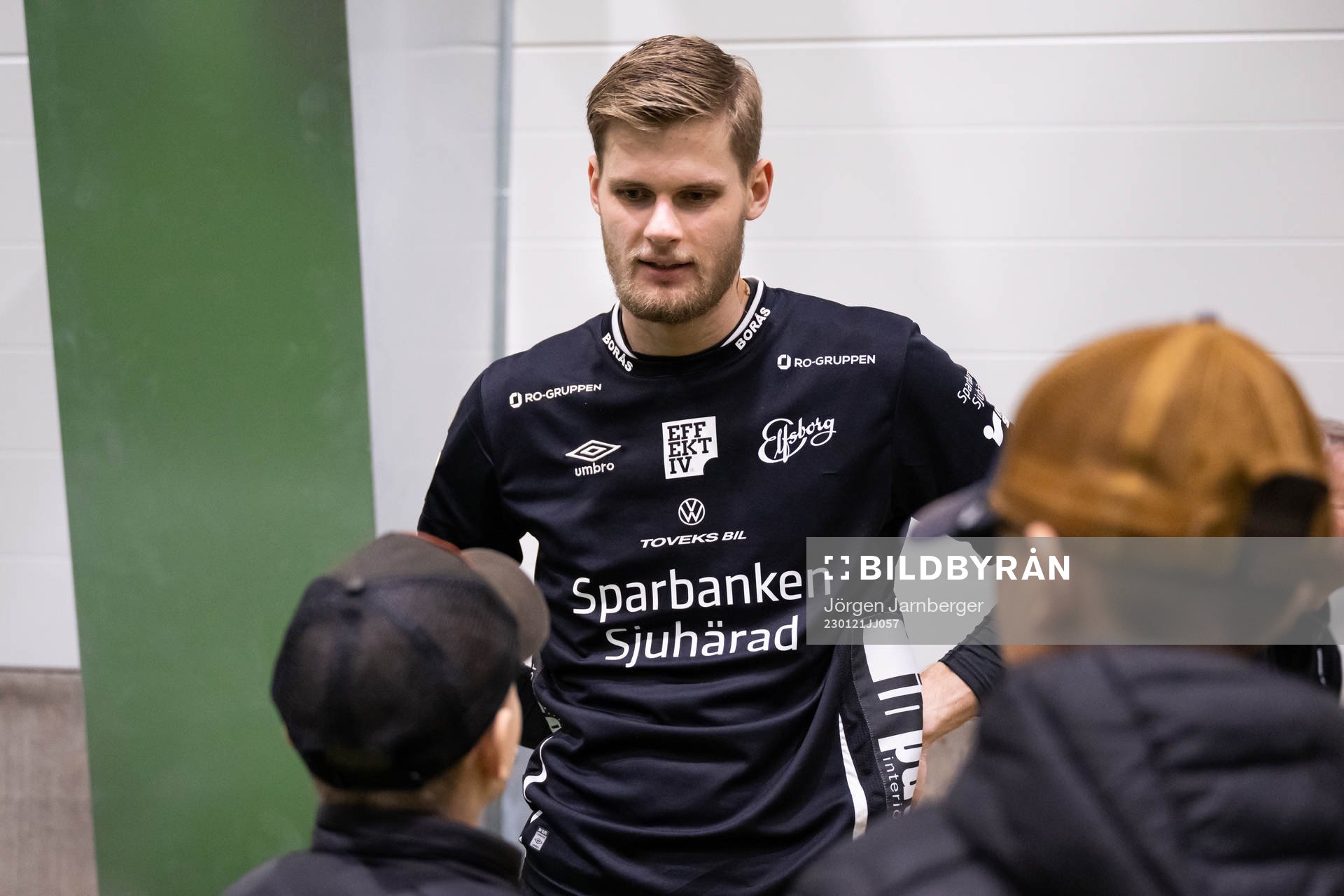 Målvakt Tim Rönning skriver autografer