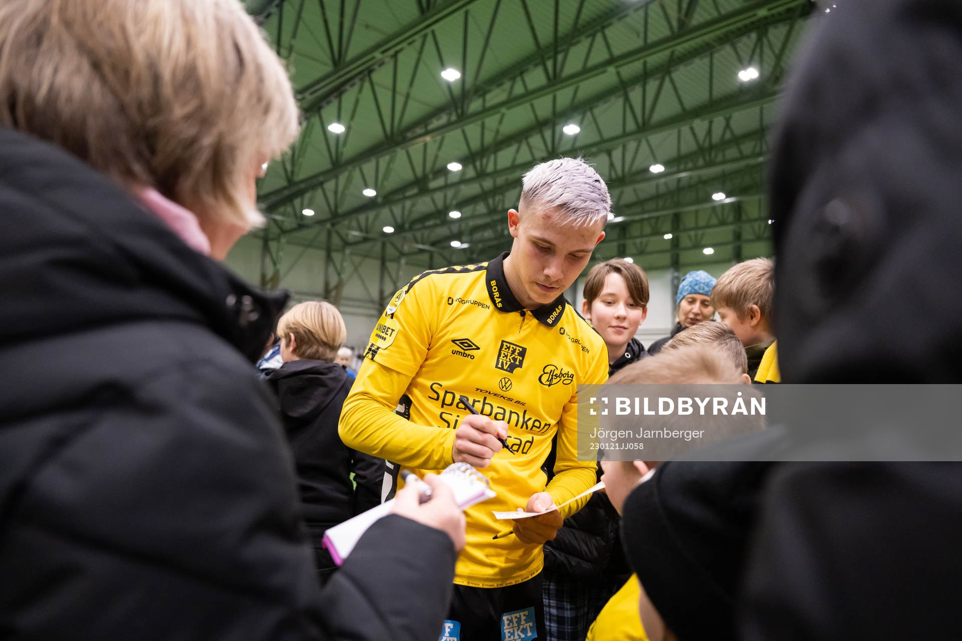 Jacob Ondrejka skriver autografer