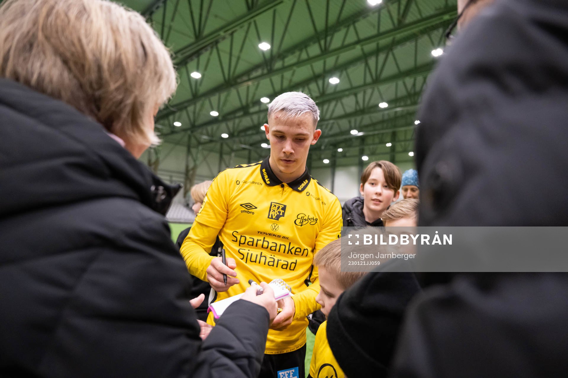 Jacob Ondrejka skriver autografer