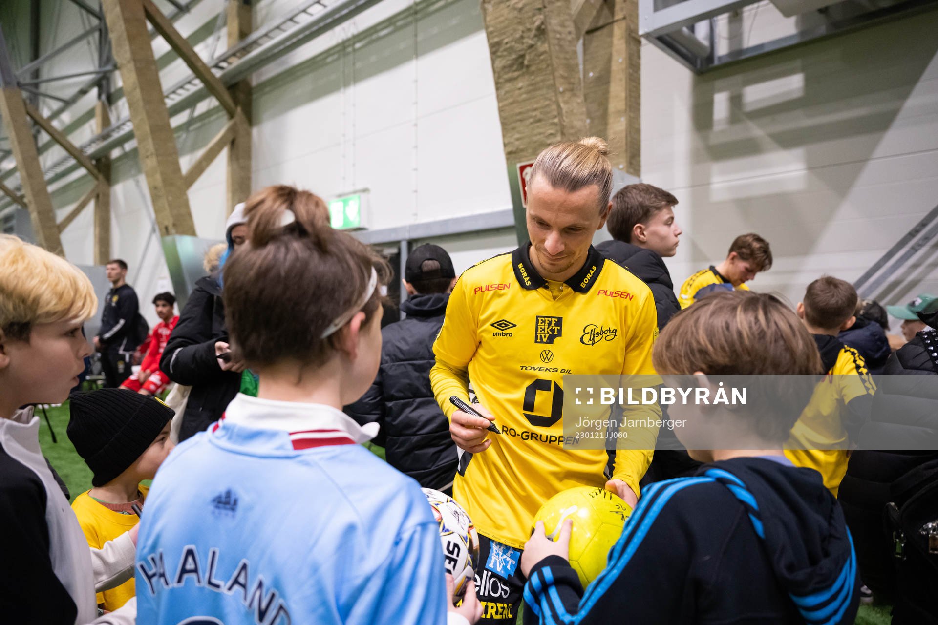 Niklas Hult skriver autografer