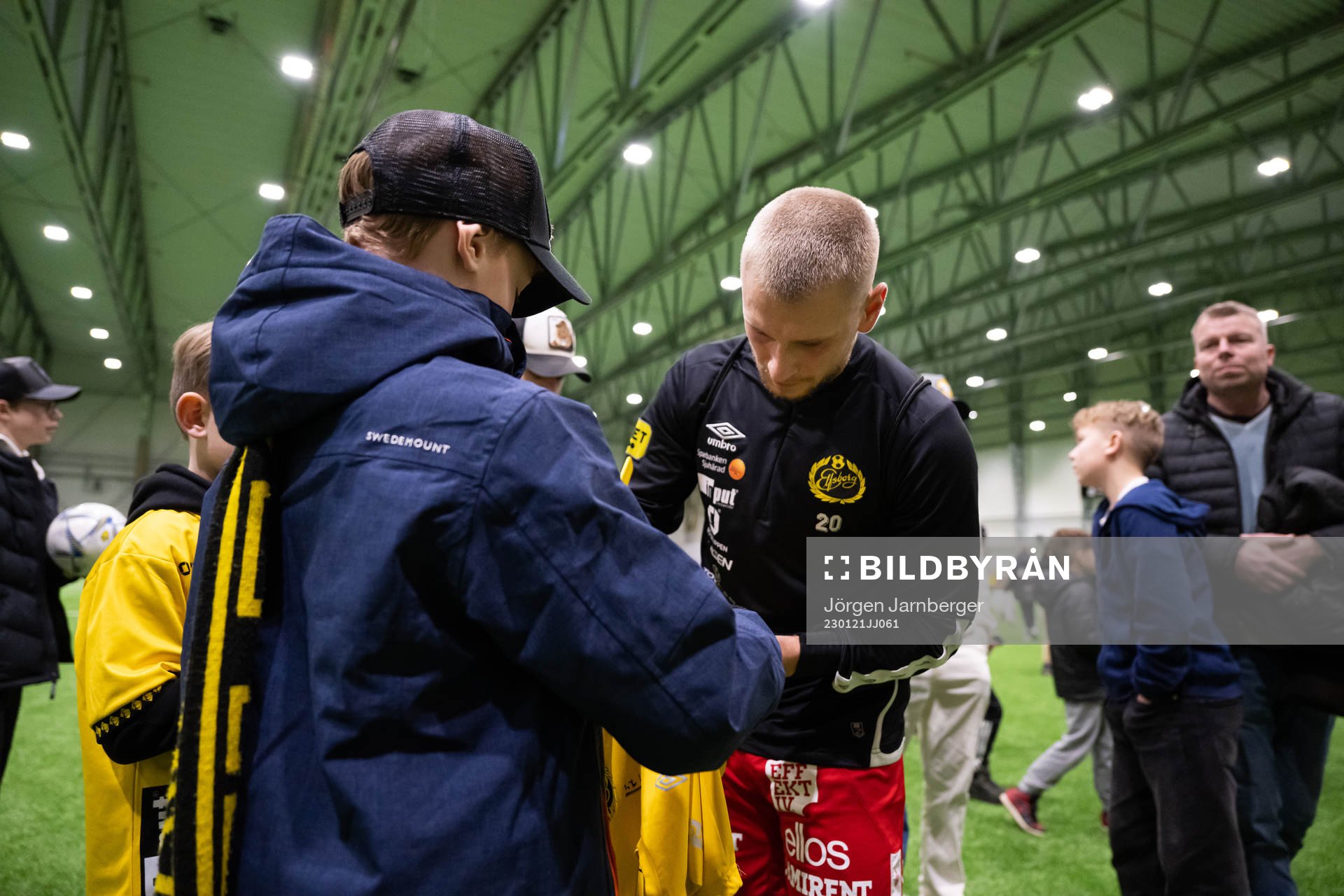 Simon Strand skriver autografer