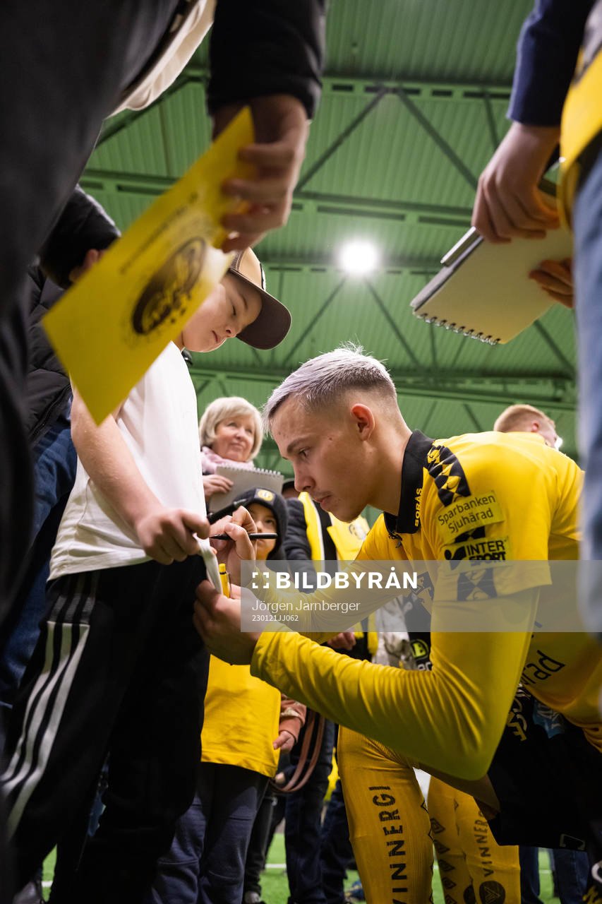 Jacob Ondrejka skriver autografer