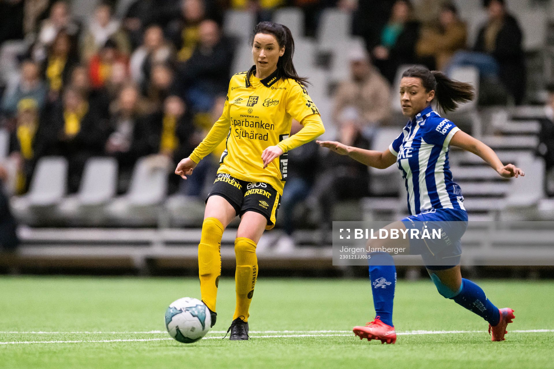 Elfsborgs Izabella Bergström och IFK Göteborgs Ashley Hall Hellström under träningsmatchen mellan Elfsborg och IFK Göteborg den 21 januari 2023 i Borås.