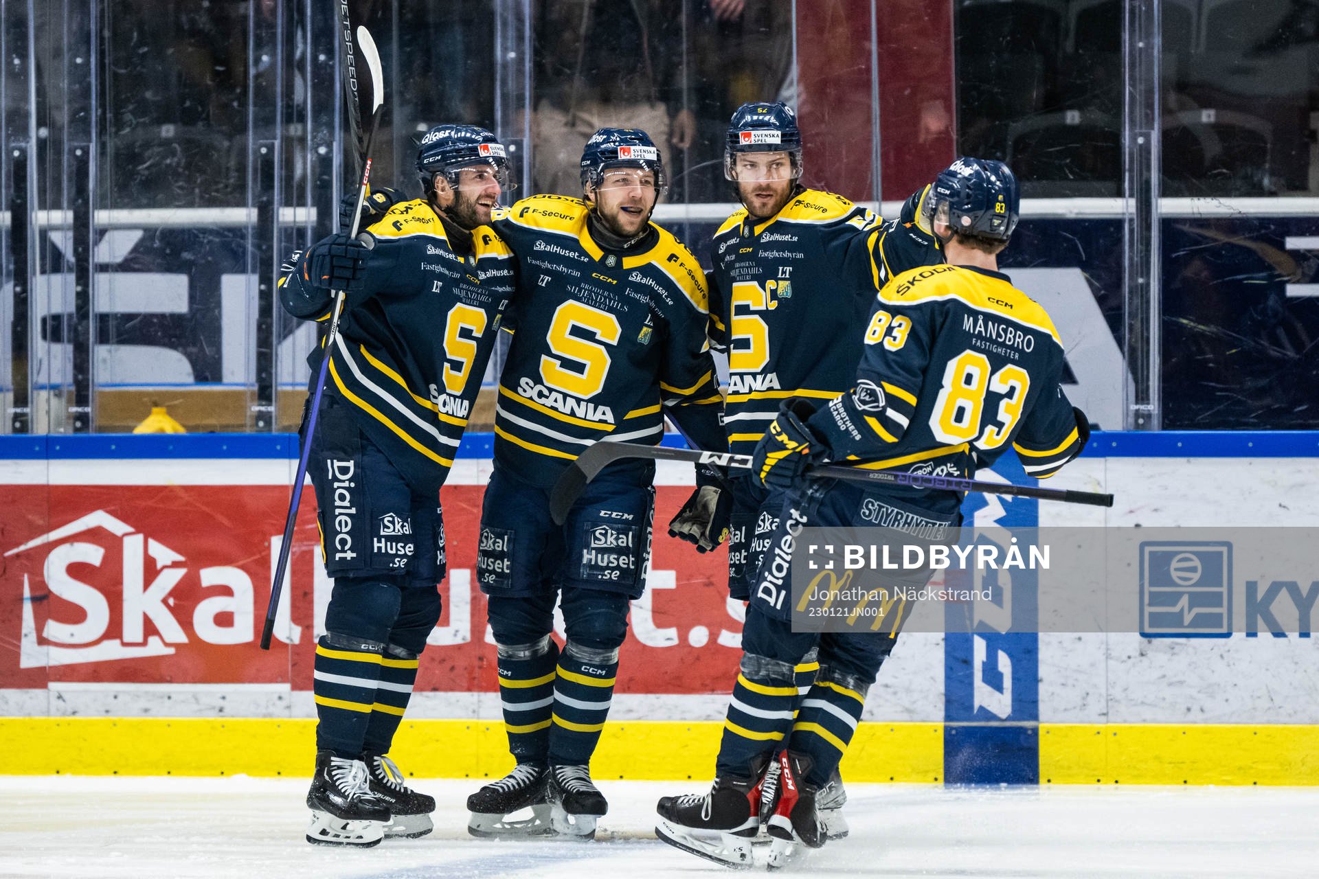 Södertäljes Emil Alba jublar med lagkamrater