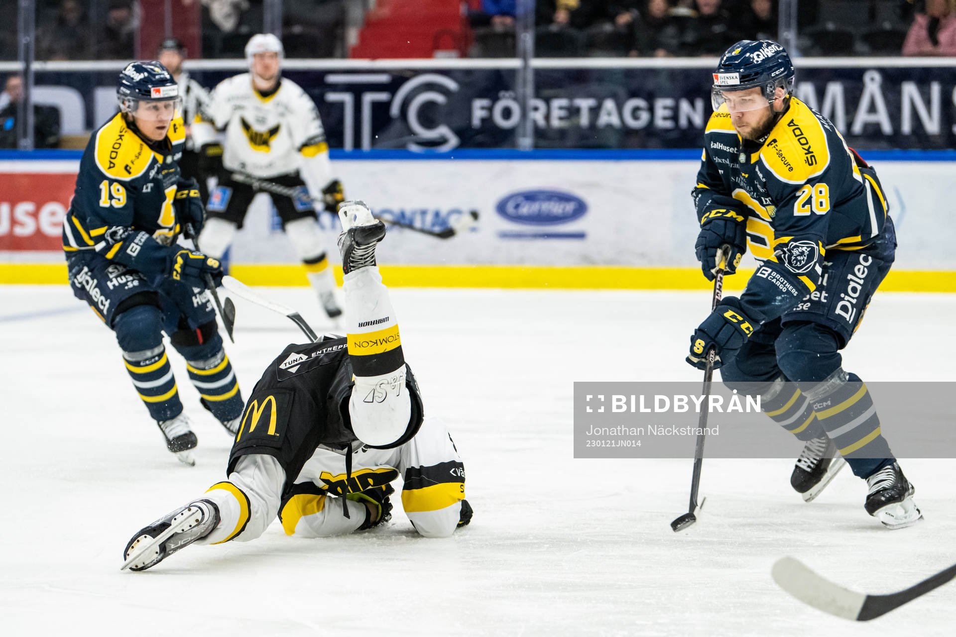 Västerås Liam Dower Nilsson faller bredvid Södertäljes
