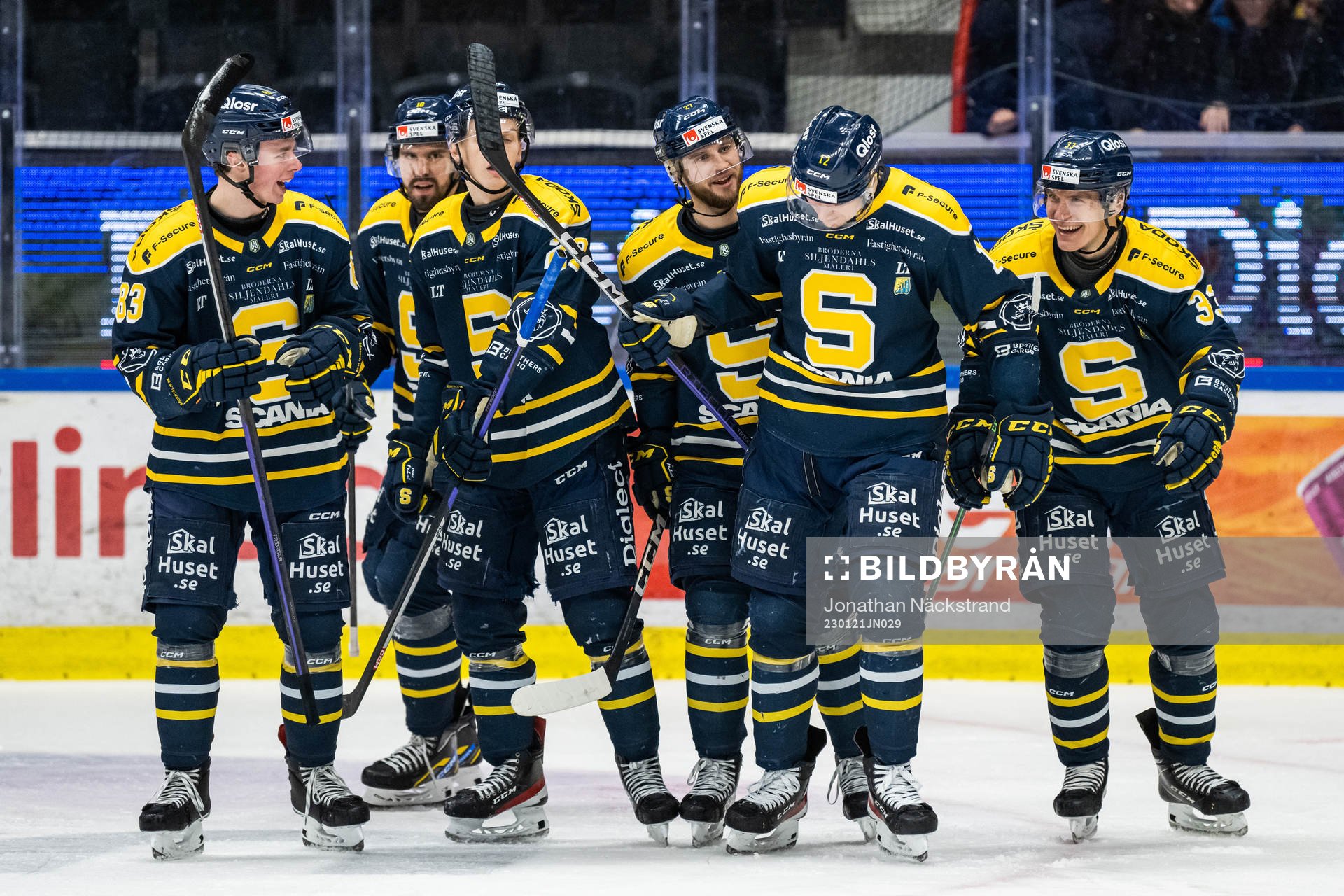 Södertäljes Filiph Engsund (till höger) jublar med