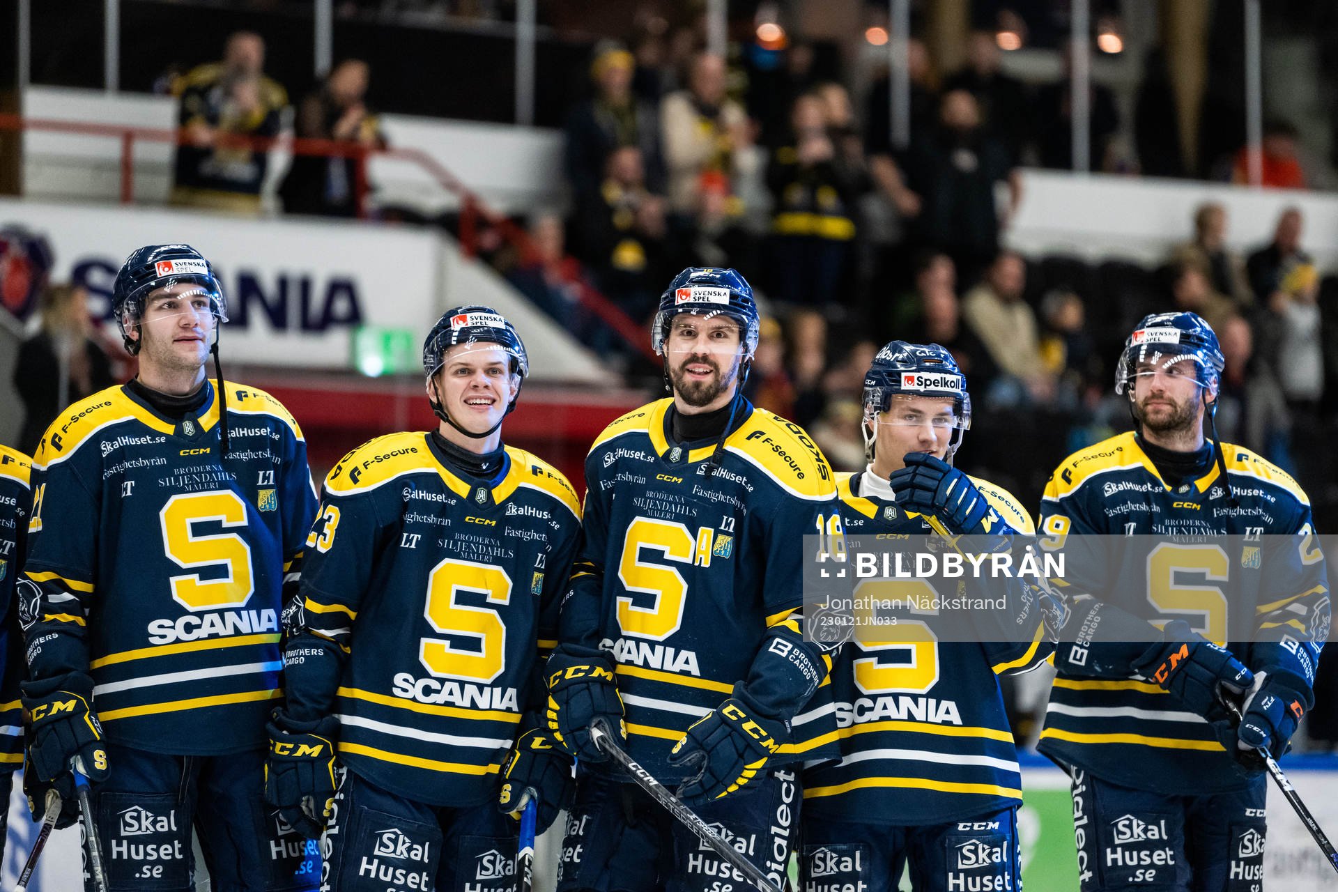 Södertäljes Linus Videll (mitten)