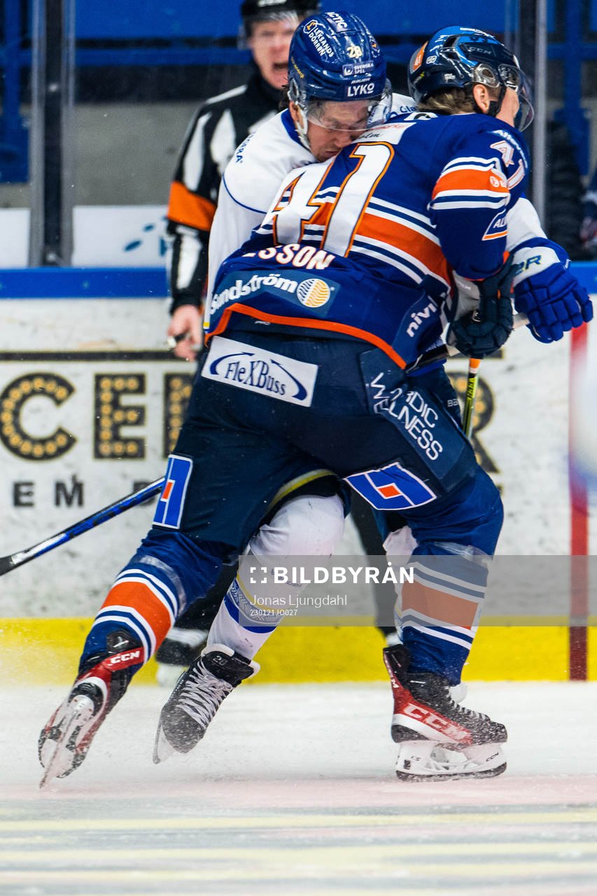 Växjös Ludvig Nilsson tacklar Leksands Justin Glenn Kloos