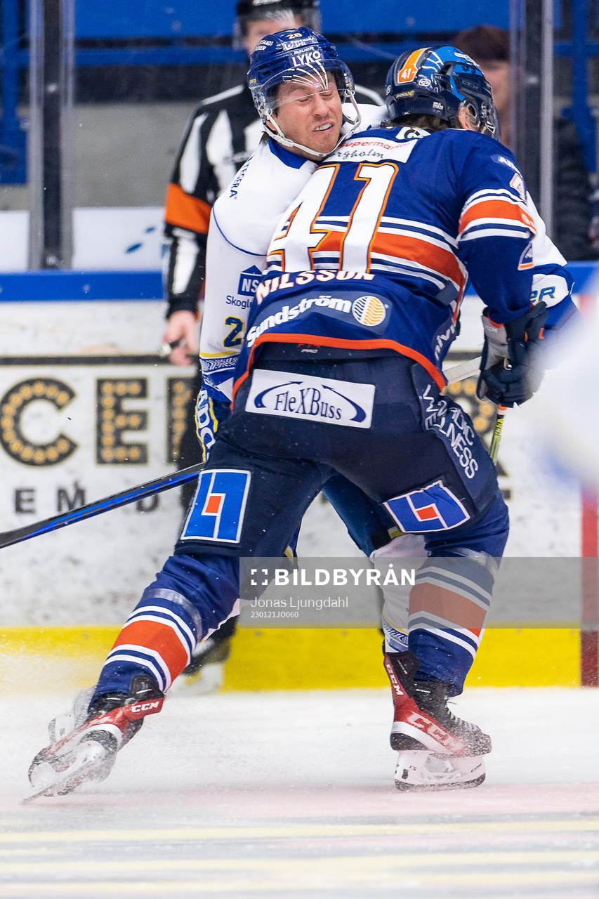 Leksands Justin Glenn Kloos blir tacklad av Växjös Ludvig