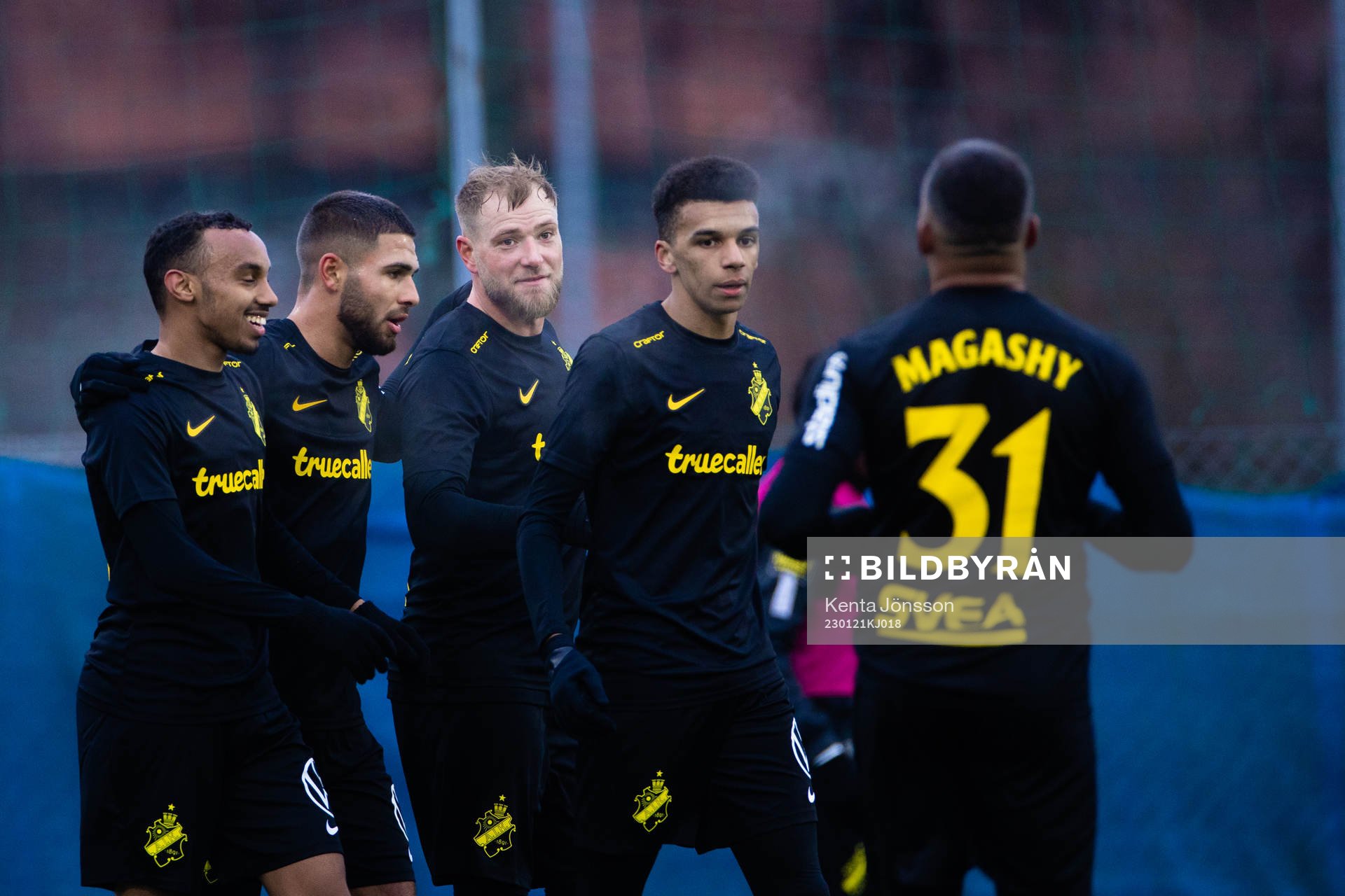 s John Guidetti jublar med Bilal Hussein, Omar Faraj, Rui
