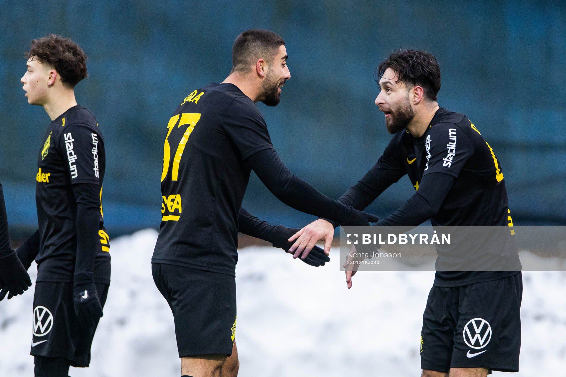 AIKs Elias Durmaz jublar med Ahmad Faqa