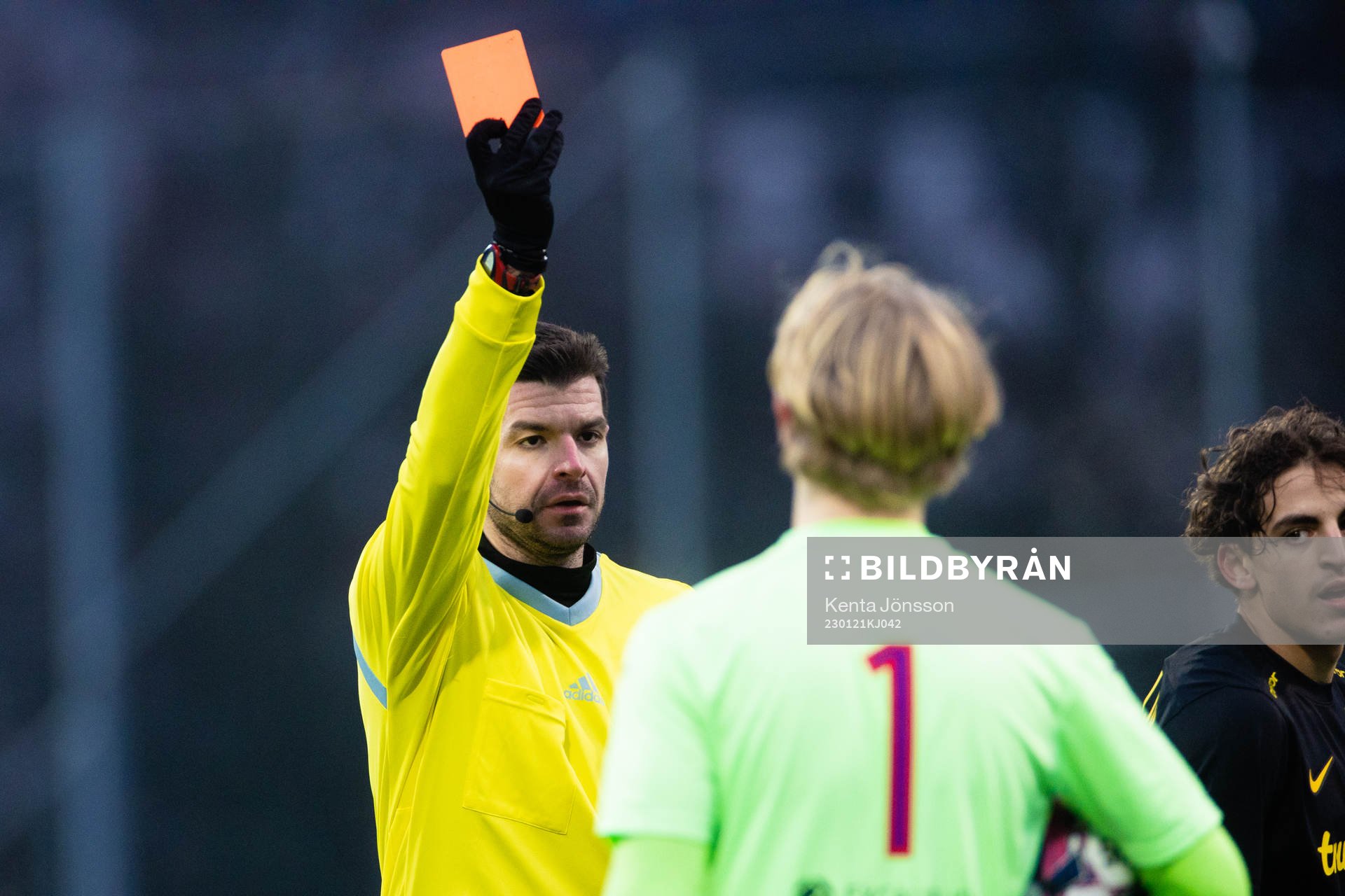 Domare Enzo Vesprini delar ut ett rött kort till