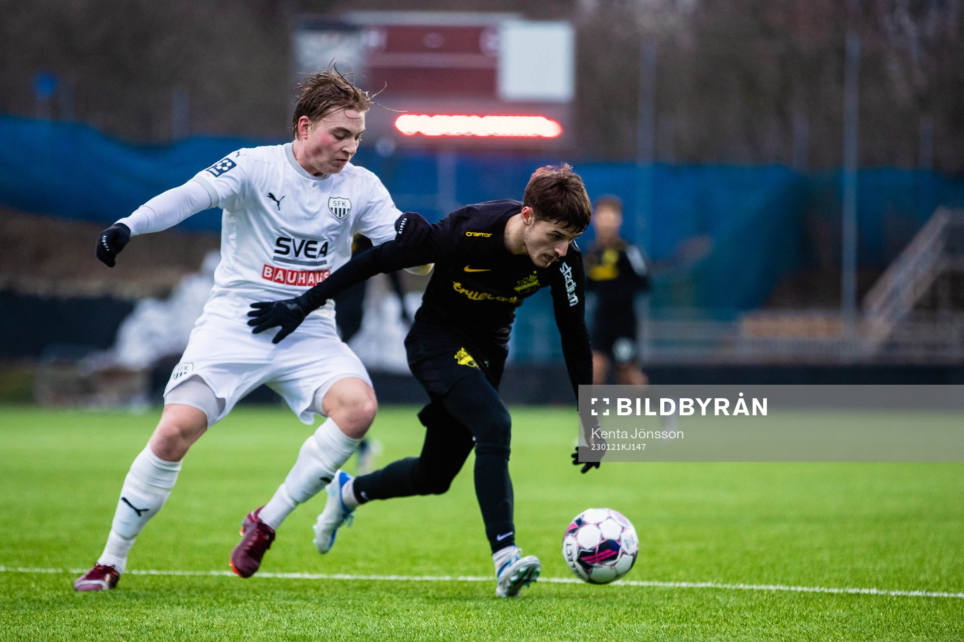 Sollentunas Noa Ersa Engberg och AIK:s Vincent Thill under träningsmatchen i fotboll mellan AIK och Sollentuna den 21 januari 2023 i Stockholm.