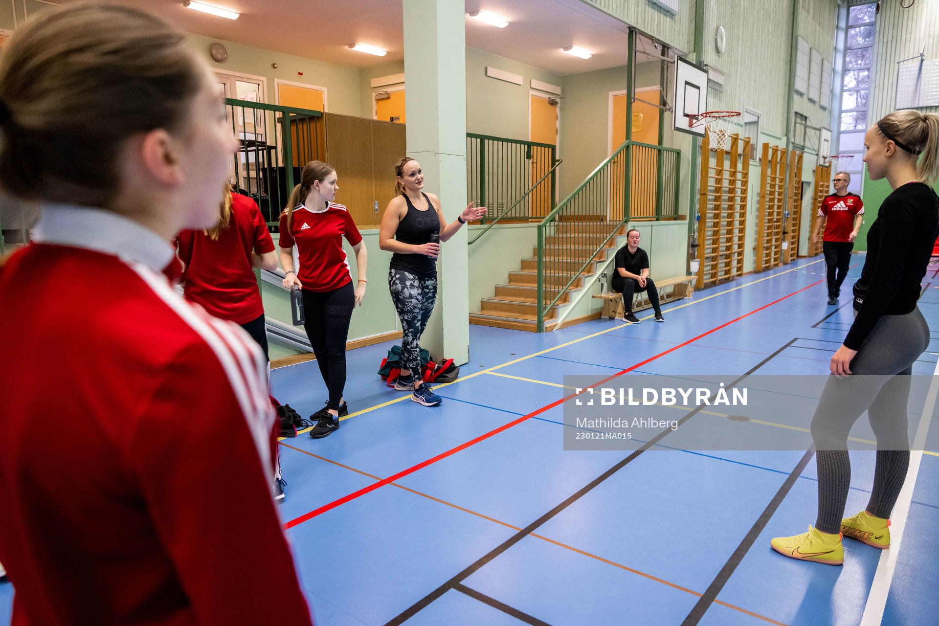 Sara Bengtsson pratar med lagkamrater