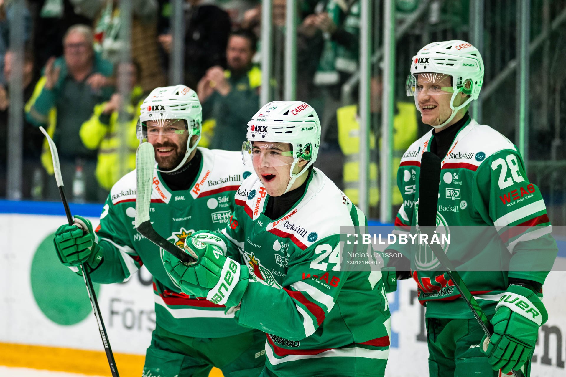 Rögles Marco Kasper jublar med Riley Sheen och Linus