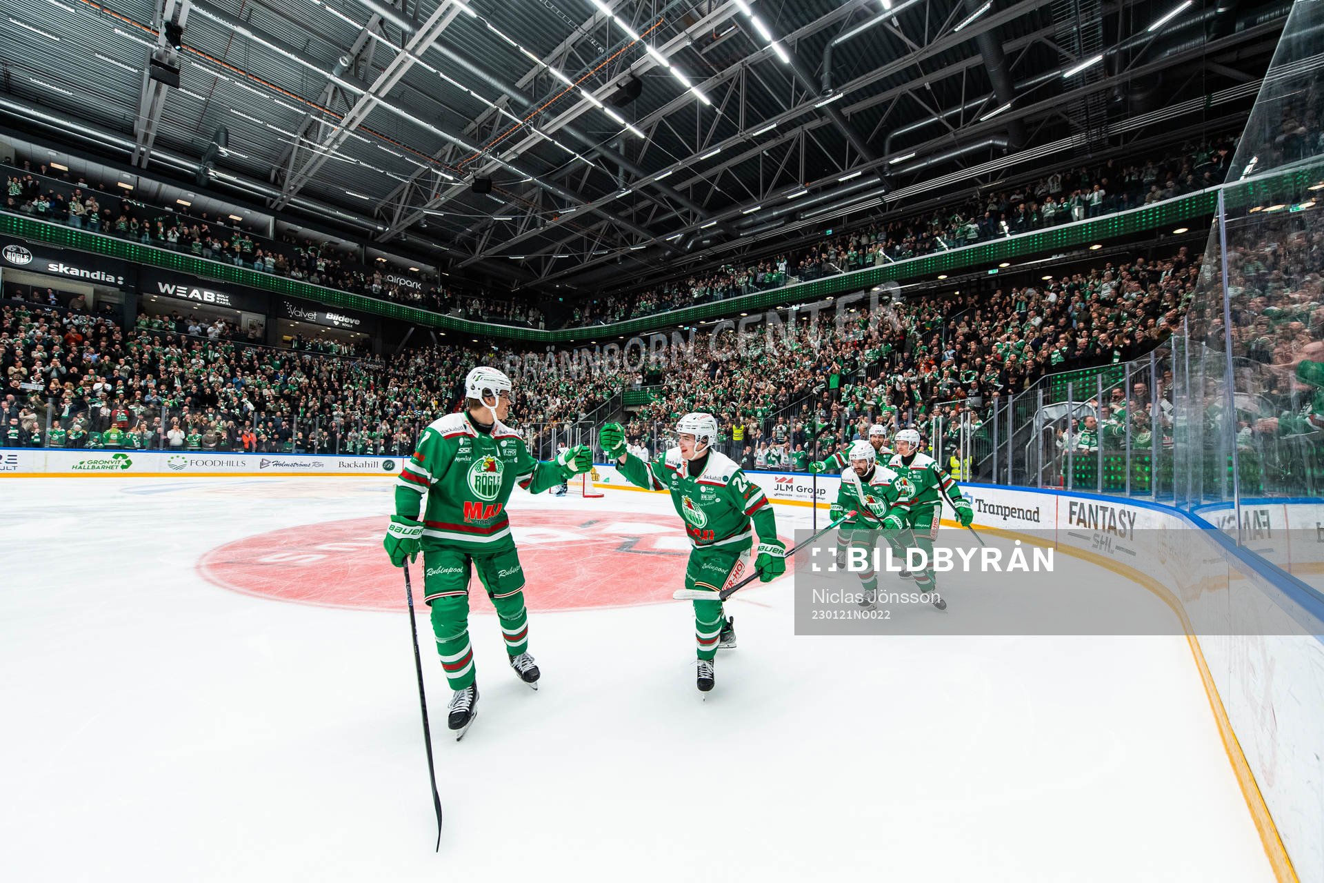 Rögles Marco Kasper jublar med lagkamrater