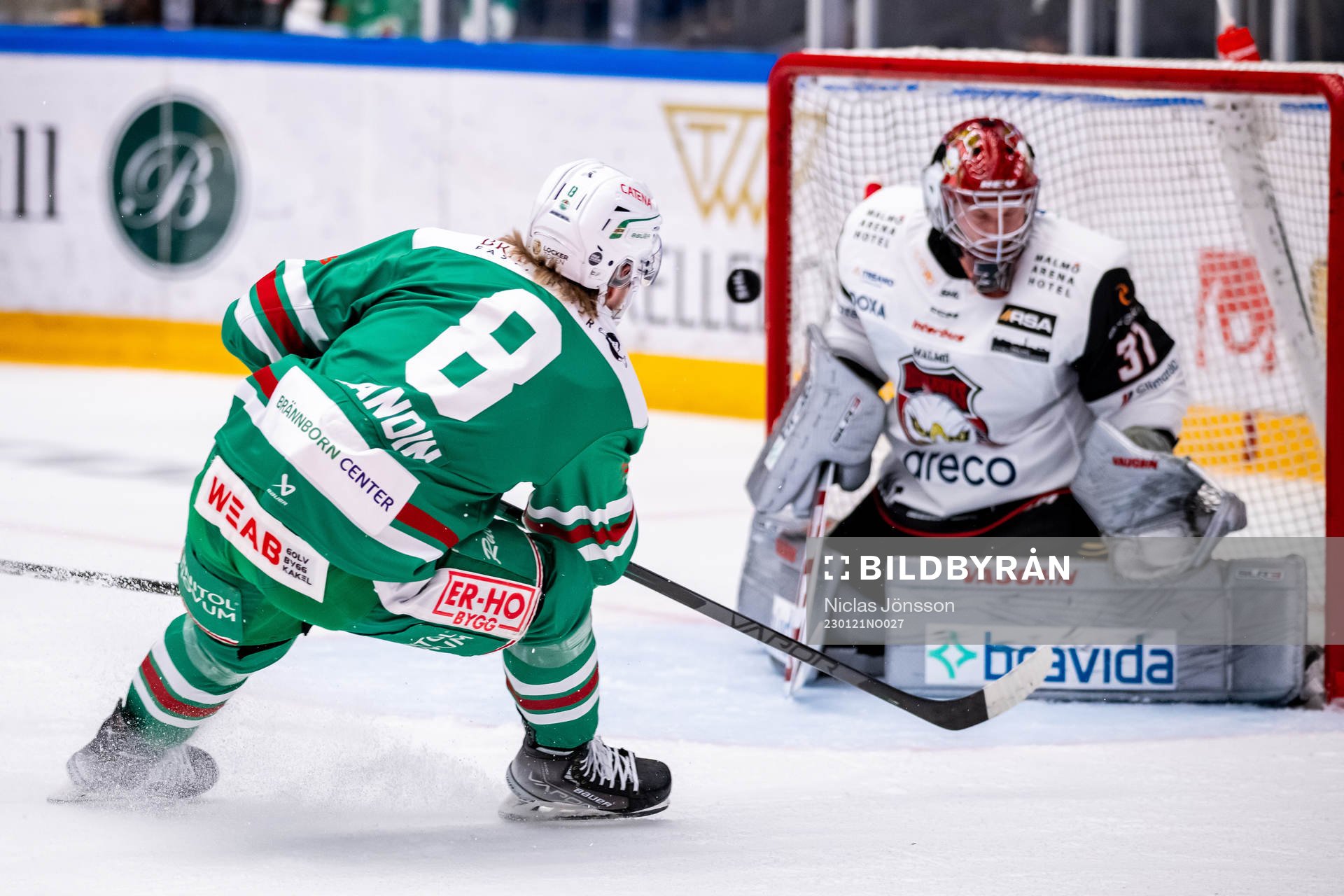 Malmö Redhawks målvakt Brandon Maxwell  räddar Rögles