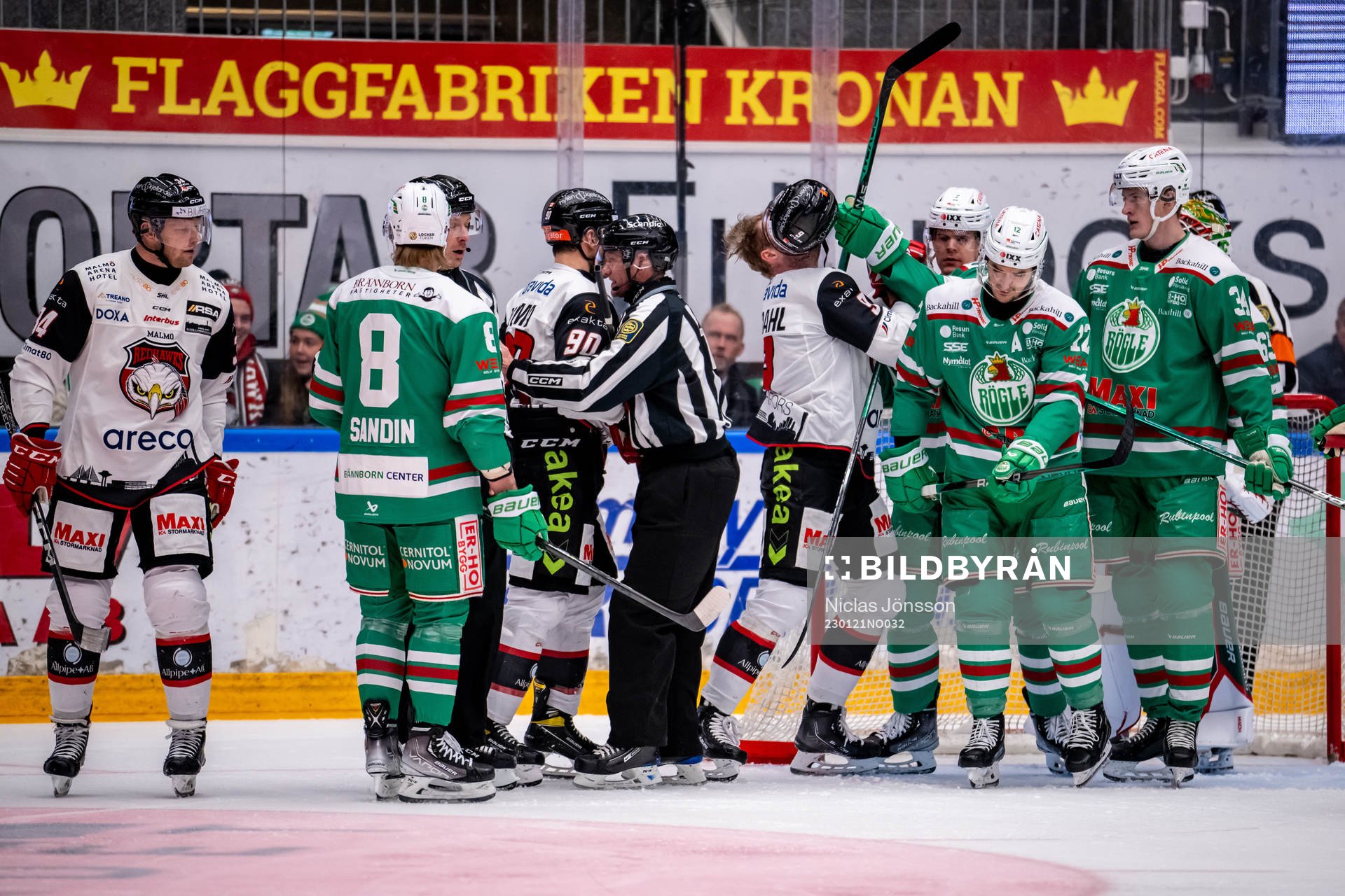 Malmö Redhawks Johan Olofsson  och Rögles Erlend Lesund i