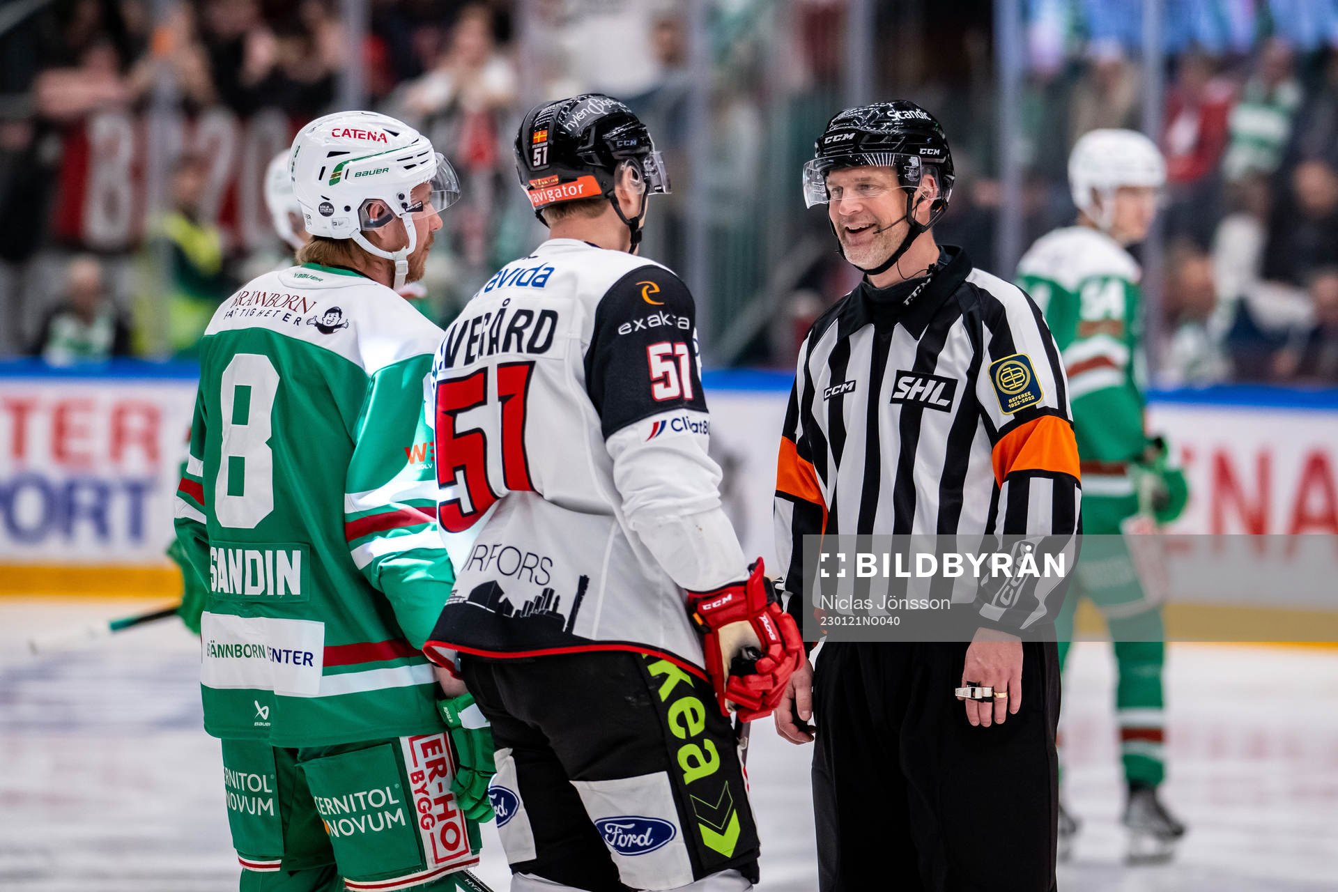 Domare Mikael Nord i samspråk med Rögles Linus Sandin