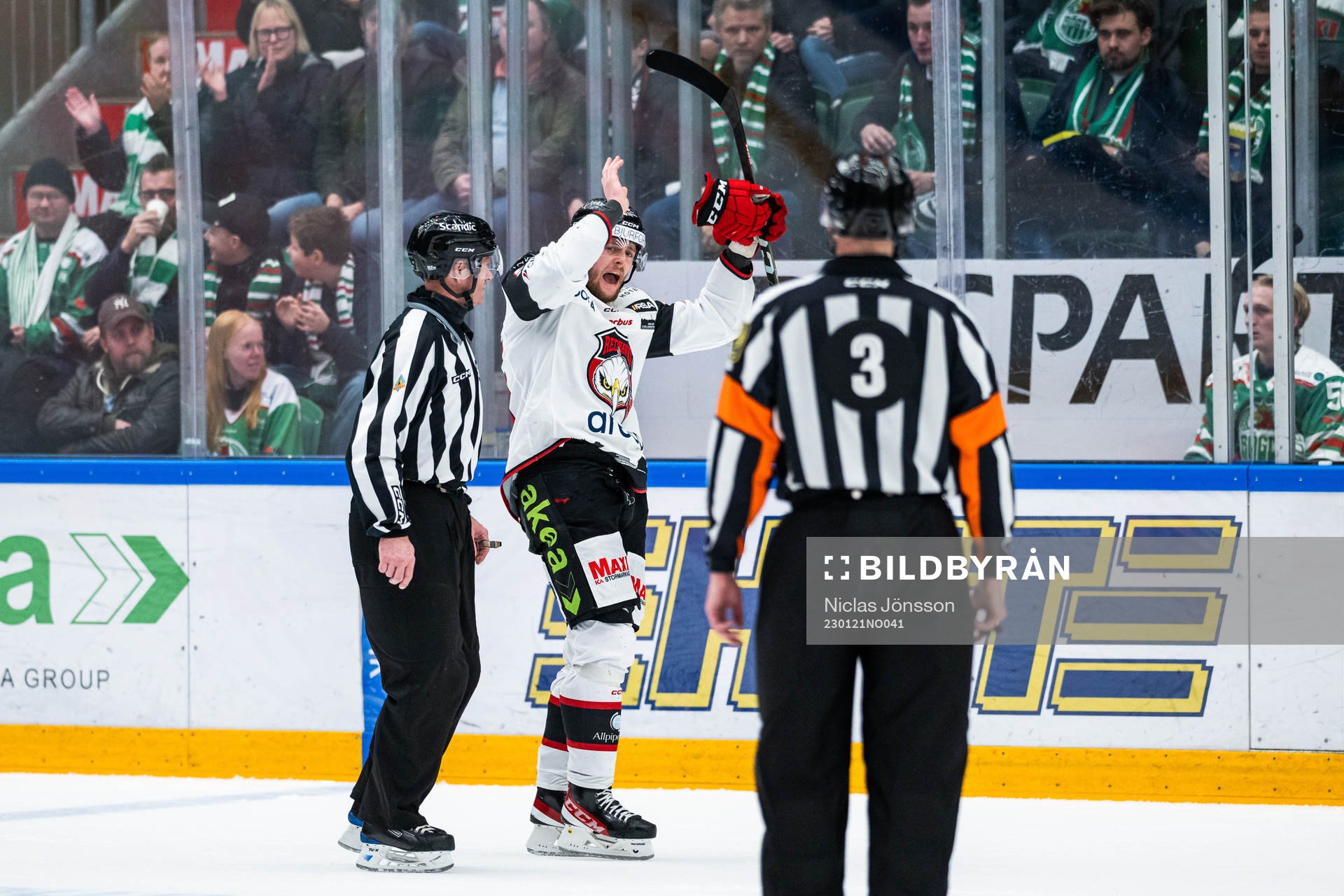 Malmö Redhawks Carl Persson reagerar på ett domslut
