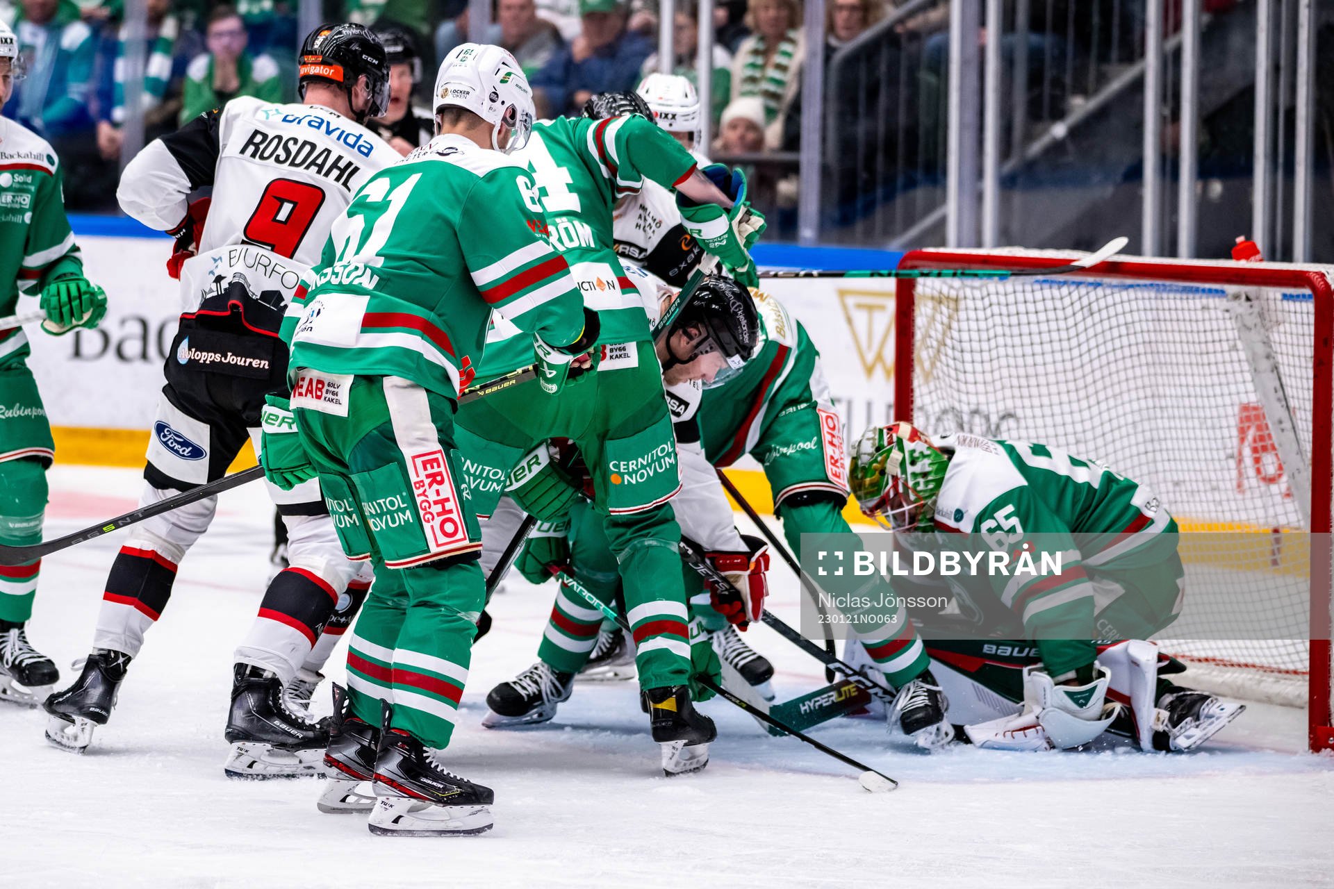 Malmö Redhawks spelare oroar framför Rögles målvakt