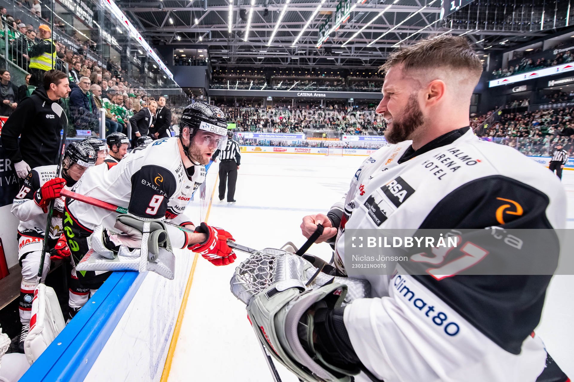 Malmö Redhawks Kim Rosdahl ger målvakt Brandon Maxwell