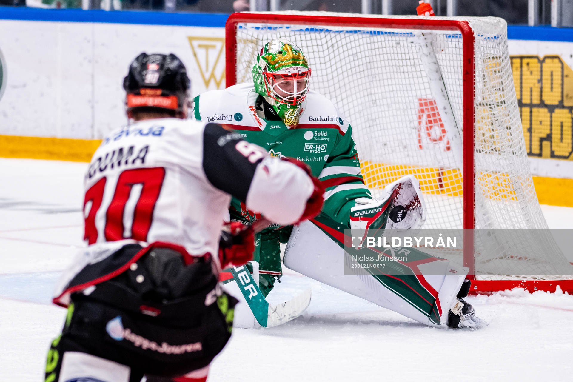 Rögles målvakt Christoffer Rifalk räddar