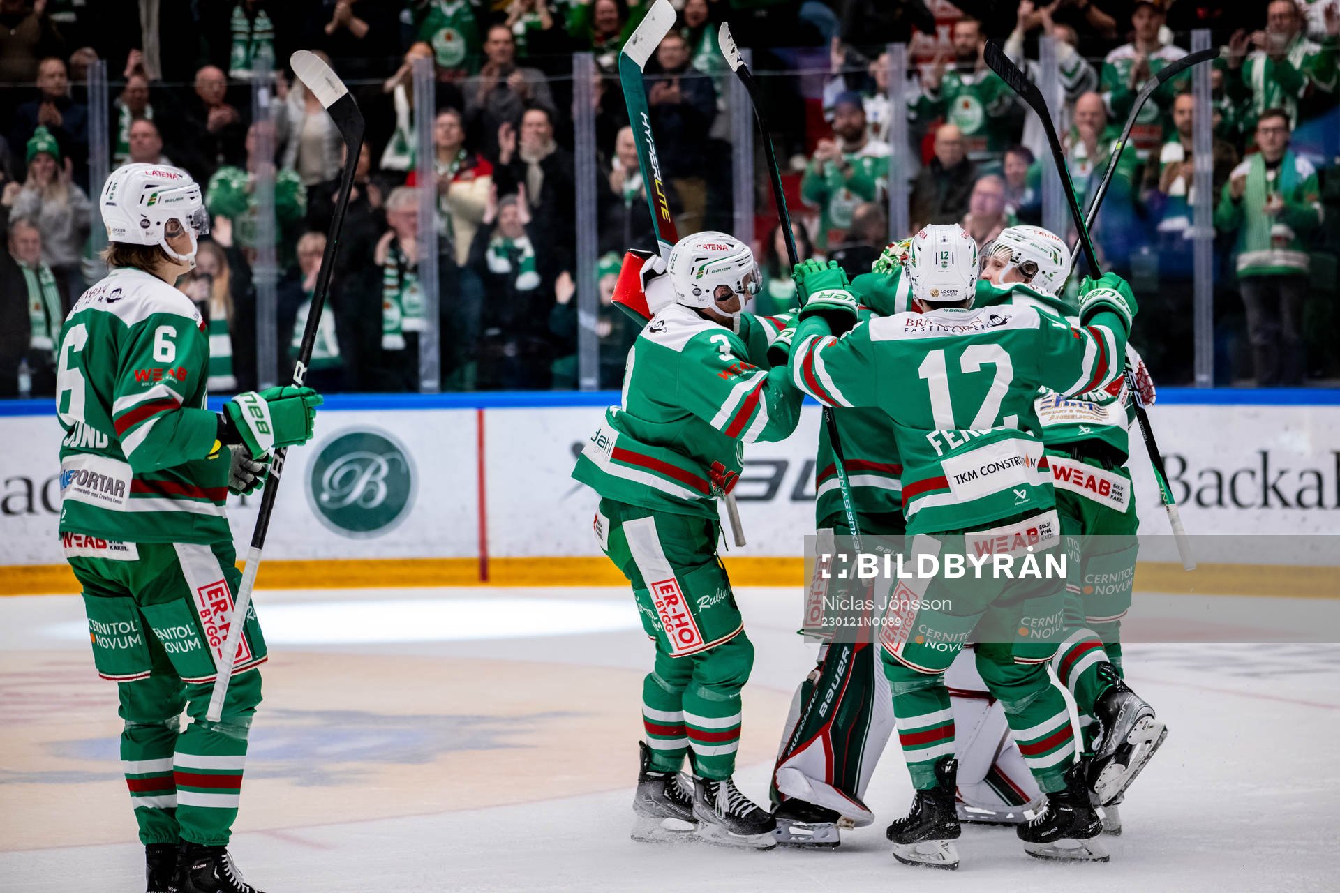 Rögles  spelarna jublar