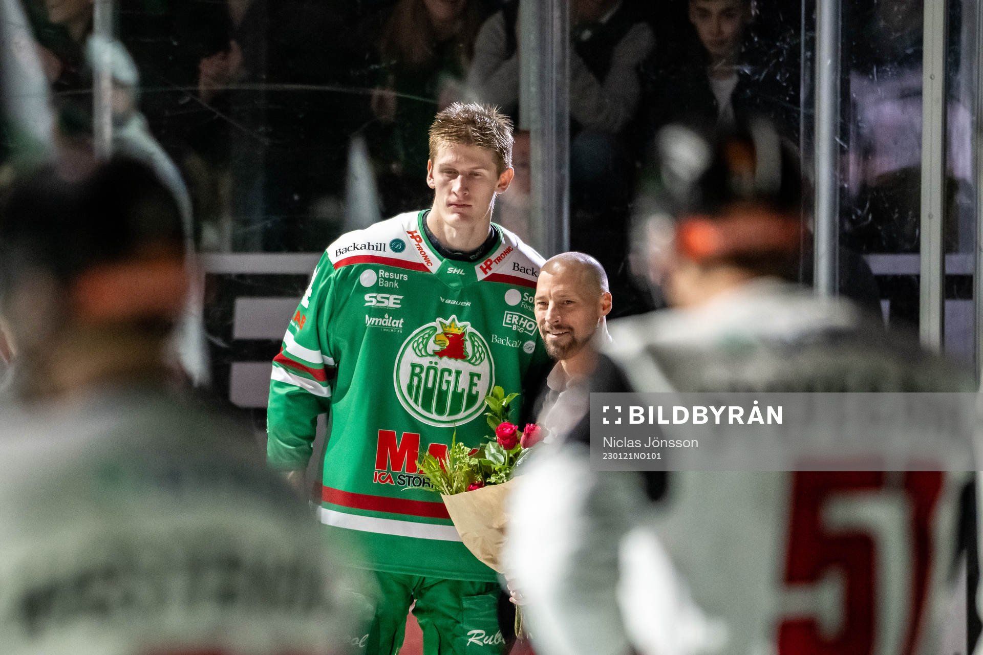 Rögles Adam Edström får blommor för 200 shl matcher av